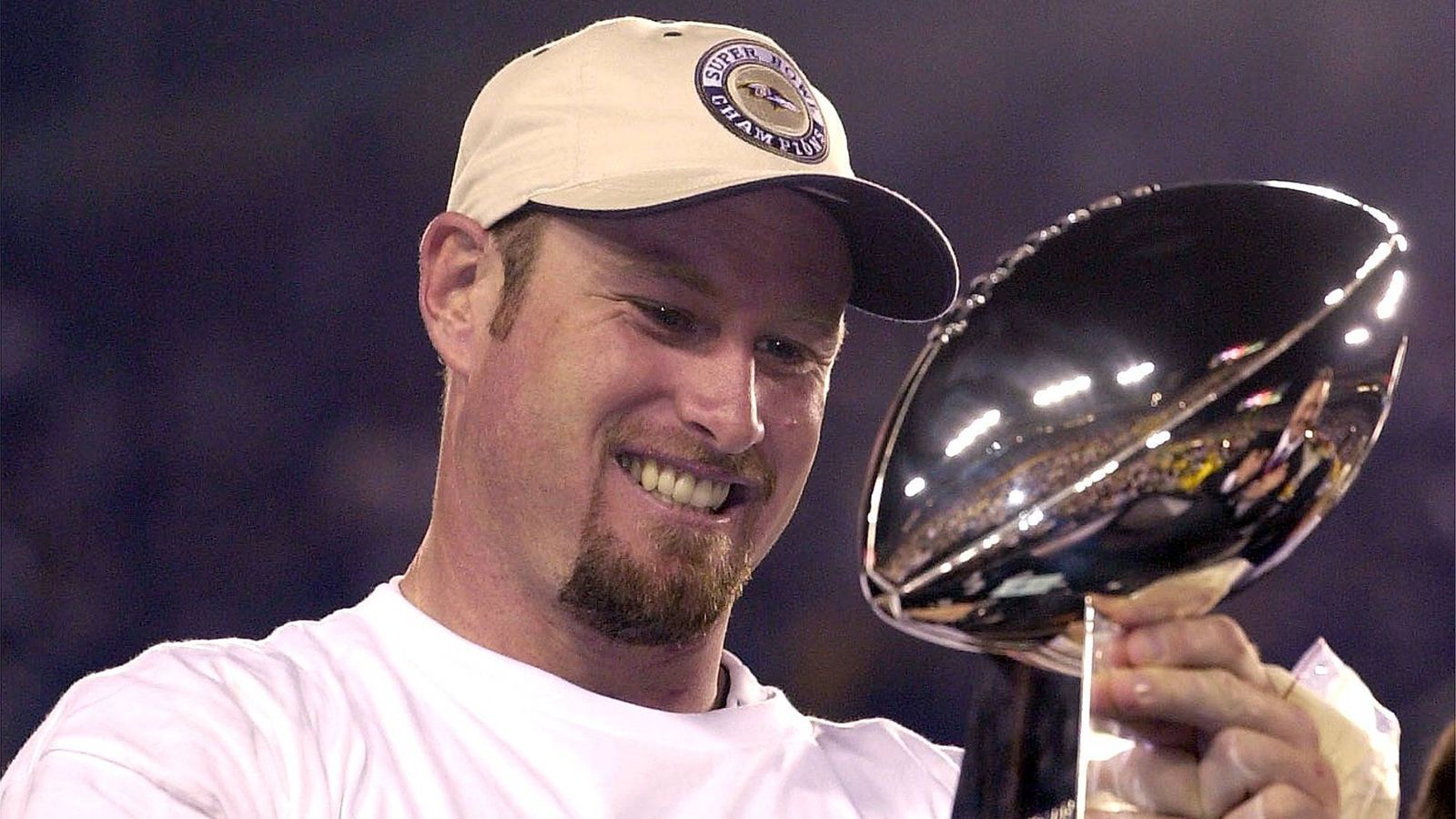 
                <strong>Trent Dilfer (Baltimore Ravens, Saison 2000)</strong><br>
                Die Tampa Bay Buccaneers verpflichteten Trent Dilfer in der sechsten Runde des Draft 1994. Im Jahr 2000 unterschrieb er dann bei den Baltimore Ravens und ging als Backup von Tony Banks in die Saison. In Week 9 erfolgte dann die Wachablösung. Nach einer Niederlage zum Starter-Debüt sollte Dilfer keine weitere Partie mehr verlieren und führte sein Team zum souveränen Sieg in Super Bowl XXXV über die New York Giants (34:7).
              