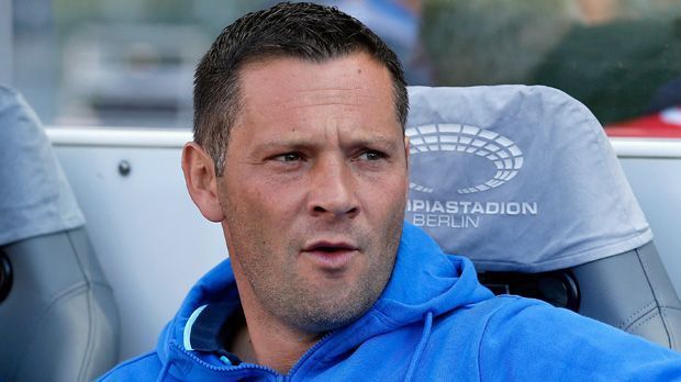 
                <strong>Pal Dardai</strong><br>
                Pal Dardai: Im Februar 2015 sprang der Ungar bei seinem Herzensklub Hertha BSC als Interimscoach ein - mit Erfolg. Dardai hielt mit den Berlinern zunächst die Klasse und mischt in der laufenden Saison sogar oben mit. Derzeit liegt der Hauptstadtklub mit 20 Punkten auf Platz vier der Bundesliga. Mittlerweile darf sich der 39-Jährige auch Cheftrainer nennen, hat einen unbefristeten Vertrag.
              