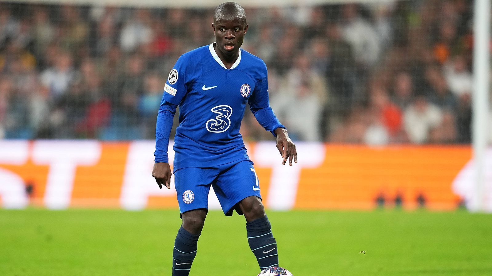 
                <strong>N’Golo Kante (Vertrag bis 30.06.2023)</strong><br>
                Wie die "Daily Mail" berichtet, könnte N'Golo Kante ein möglicher Streichkandidat des FC Chelsea sein. Der Vertrag des 32-Jährigen läuft Ende Juni aus. Mit dem FC Barcelona und Manchester United sollen zwei Topklubs am Mittelfeld-Routinier interssiert sein. Der Weltmeister von 2018 kam zuletzt wegen einer langwierigen Oberschenkelverletzung und anschließenden Leistenproblemen kaum zu Einsätzen in der Premier League und könnte die Londoner nun ablösefrei verlassen. 
              