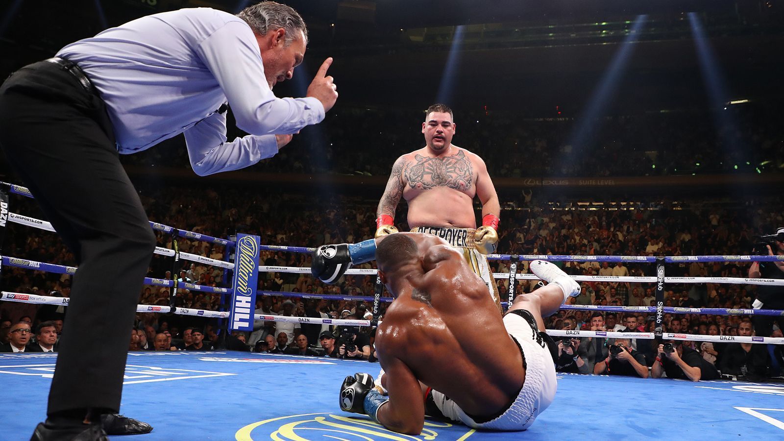 
                <strong>Anthony Joshua vs. Andy Ruiz jr.: Die besten Bilder</strong><br>
                Am 7. Dezember steigt das Rematch: Anthony Joshua vs. Andy Ruiz 2 - live auf DAZN. Beim ersten Aufeinandertreffen gewann der krasse Außenseiter Ruiz im New Yorker Madison Square Garden in der siebten Runde durch technischen K.o. ran.de zeigt die besten Bilder des ersten Schwergewichts-Showdowns.
              