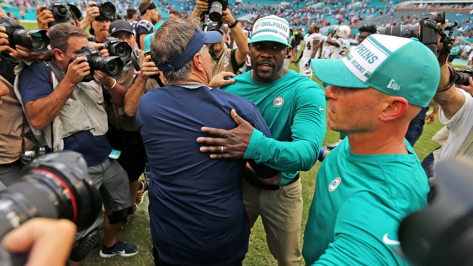 
                <strong>Entlassener Brian Flores mit Top-Bilanz gegen Bill Belichick</strong><br>
                Die Miami Dolphins haben Head Coach Brian Flores überraschend entlassen. Dabei kann sich vor allem seine Bilanz gegen Division-Rivale Bill Belichick durchaus sehen lassen. Mit insgesamt 4-2-Siegen gegen die New England Patriots hat er, Playoffs inkludiert, die beste Bilanz aller Head Coaches gegen die Pats in der Belichick-Ära. Seinen Job hat ihm das nicht gerettet.
              