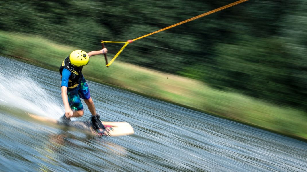 Ein Wakeboard-Fahrer (Symbolbild).