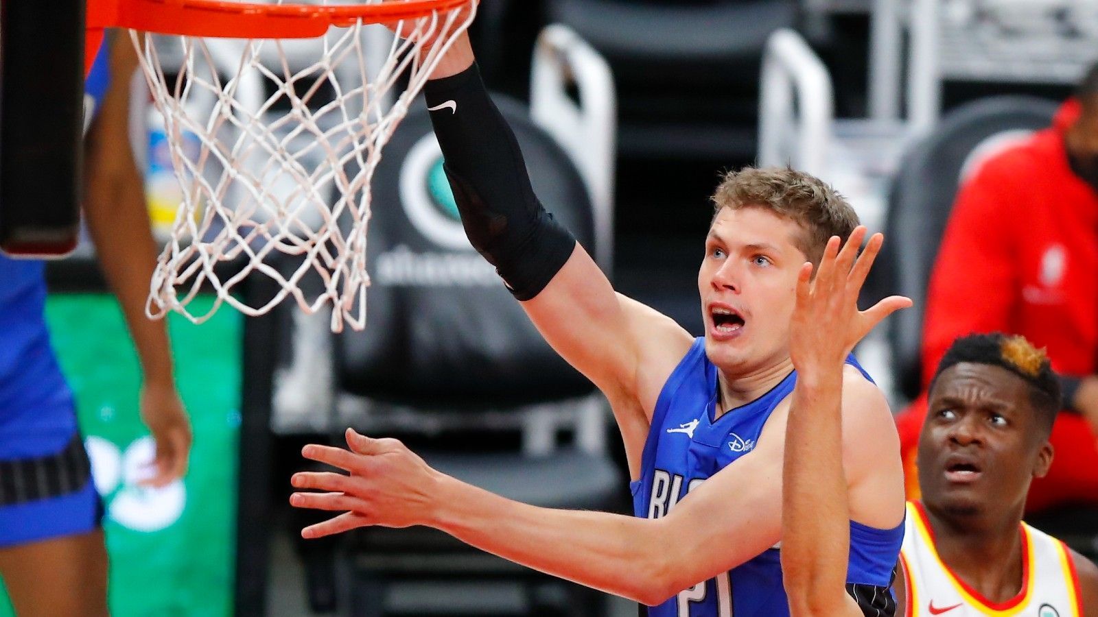 
                <strong>Moritz Wagner (Orlando Magic)</strong><br>
                Nach schwierigen Jahren in Los Angeles, Washington und Boston ist Moritz Wagner seit April bei den Orlando Magic unter Vertrag. Erst im Sommer verlängerte er seinen auslaufenden Vertrag um ein weiteres Jahr. Der Center verdient im kommenden Jahr rund 1,7 Millionen Dollar und trifft in Kalifornien auf seinen Bruder Franz Wagner, der vor seinem NBA-Debüt steht.
              