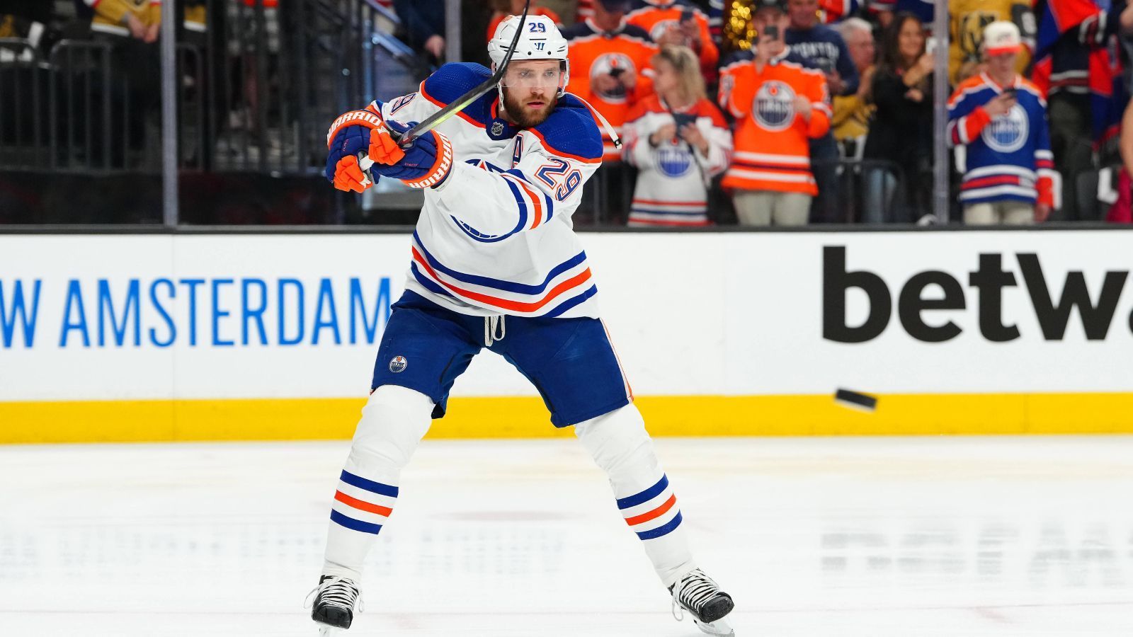 
                <strong>Second All Star Team</strong><br>
                &#x2022; Goalie: Ilja Sorokin (New York Islanders)<br>&#x2022; Verteidiger: Hampus Lindholm (Boston Bruins), Cale Makar (Colorado Avalanche)<br>&#x2022; Stürmer: Artemi Panarin (New York Rangers), Leon Draisaitl (Edmonton Oilers, im Bild), Matthew Tkachuk (Florida Panthers)<br>
              