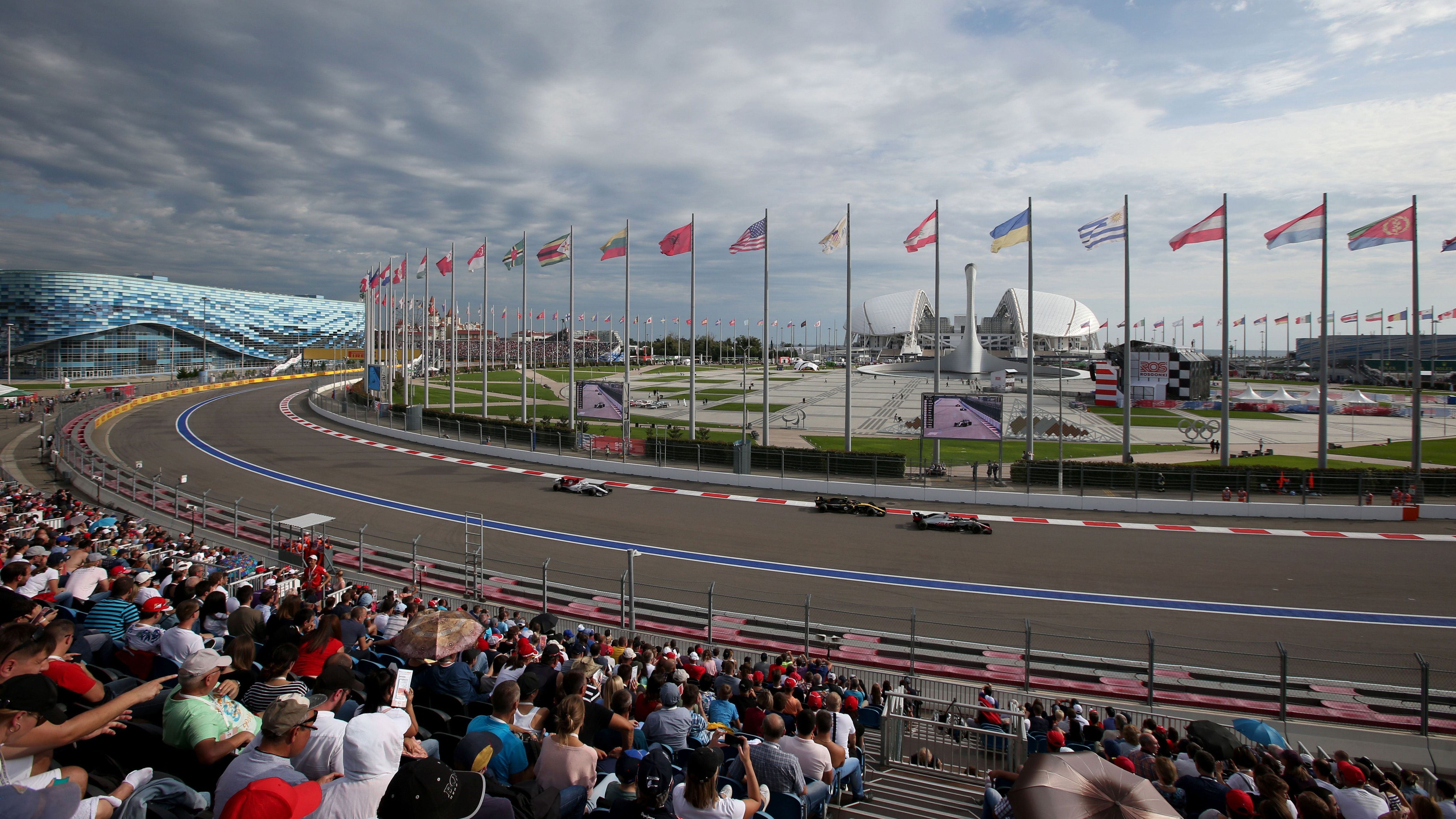 
                <strong>Sochi Autodrom, Russland </strong><br>
                Der Große Preis von Russland ist seit 2014 im Spätjahr Stop der Formel 1. Am Olympia-Gelände der russischen Küstenstadt führt der 5,853 Kilometer lange Kurs entlang. Bislang konnte fünffach Weltmeister Lewis Hamilton drei der fünf Rennen dort gewinnen. Auch das Sochi Autodrom wurde von dem deutschen Streckenplaner Hermann Tilke entworfen.
              