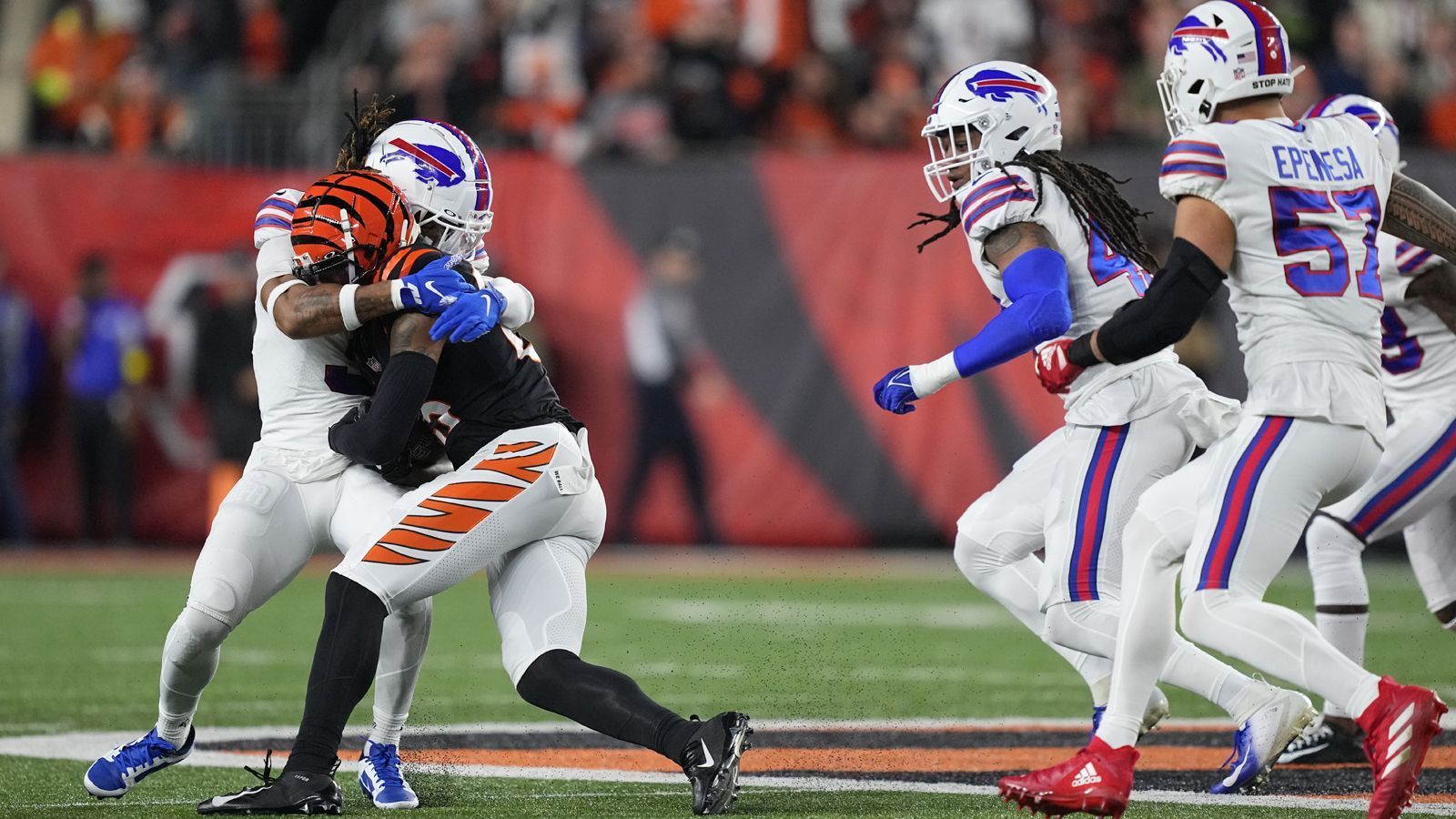 
                <strong>2. Januar, 20:55 Uhr Ortszeit - Tragödie in Cincinnati</strong><br>
                Eigentlich sieht im ersten Viertel des Spies der Cincinnati Bengals gegen die Buffalo Bills alles nach einem Routine-Tackle von Bills-Safety Damar Hamlin aus. Doch dann bleibt Hamlin regungslos auf dem Feld liegen. Sein Herz hört auf zu schlagen. Das Leben des 24-Jährigen hängt am seidenen Faden. Fast neun Minuten kämpft das Ärzteteam der Bills mit Wiederbelebungsmaßnahmen um Hamlins Überleben, ehe er mit einem Rettungswagen vom Feld ins Krankenhaus nach Cincinnati gebracht wird.
              