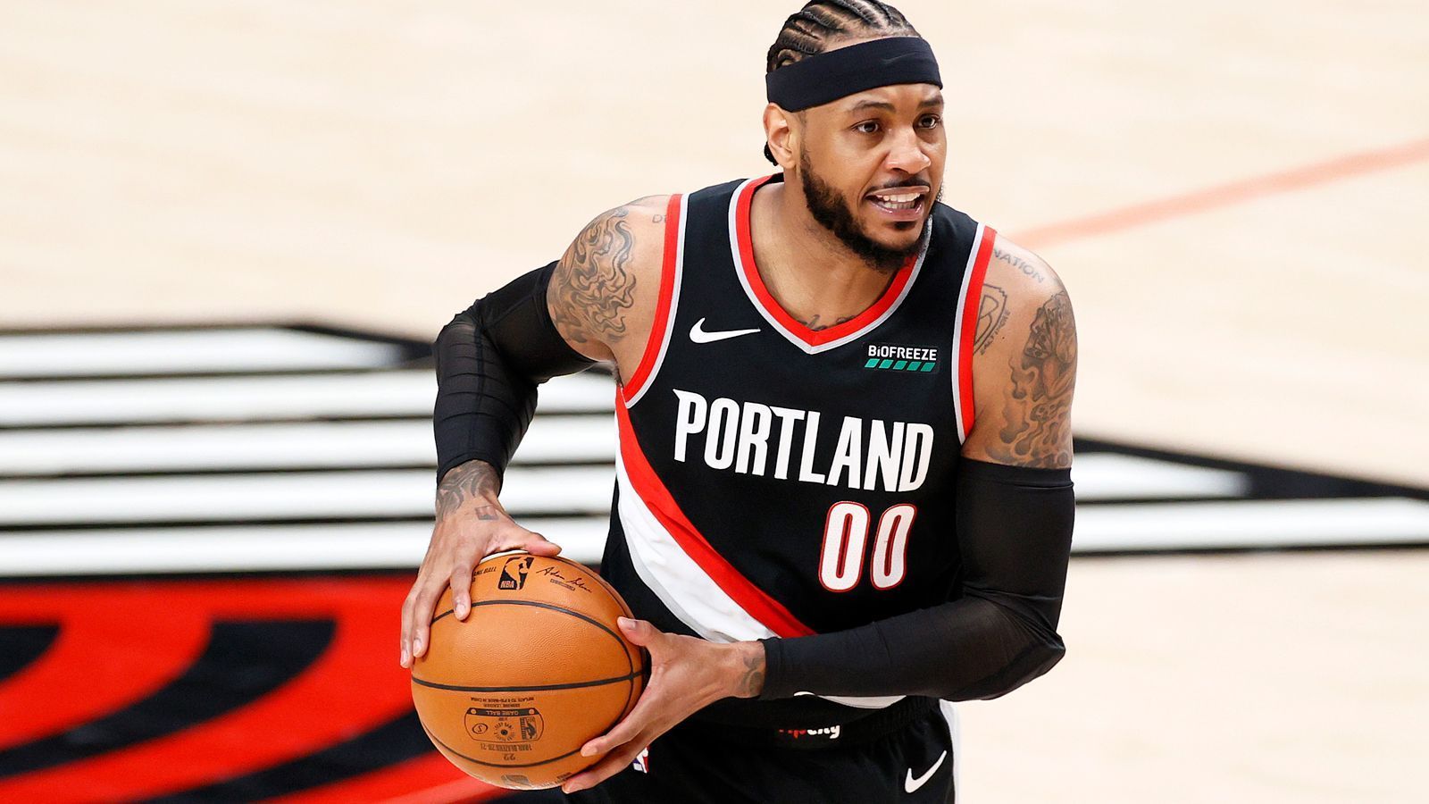 
                <strong>Carmelo Anthony (37 Jahre)</strong><br>
                Die Lakers haben einen neuen Methusalem: Für ein Jahr verstärkt Carmelo Anthony mit inzwischen 37 Jahren das Team. Er wurde 2003 im gleichen Jahrgang wie LeBron James an dritter Stelle gedraftet. Mit Melo hat LeBron James einen alten Freund an seiner Seite. Beide spielten schon in der High School gegeneinander. Anthony steht im Depth Chart der Power Forwards zwar hinter Anthony Davis, doch da Letzterer voraussichtlich mehr Minuten auf der Center-Position bekommen soll, könnte Melo seine durchschnittlich 24,5 Einsatzminuten der vergangenen Saison bei den Portland Trail Blazers auch bei den Lakers erreichen.
              