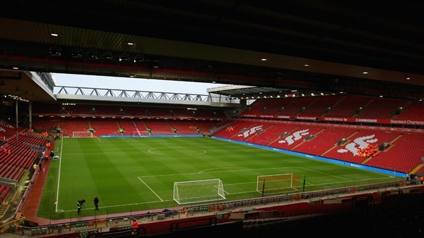 
                <strong>Das Anfield Stadion</strong><br>
                Stadion: Das Anfield Stadion wurde 1884 erbaut und ist somit älter als die eigentliche Vereinsgeschichte. Aktuell wird das Stadion um knapp 10.000 auf 54.000 Plätze erweitert. Demnach zieht das Stadion ungefähr mit dem Etihad Stadium von Manchester City gleich (ca. 55.000 Plätze). Die Umbauarbeiten sollen nächstes Jahr abgeschlossen werden.
              