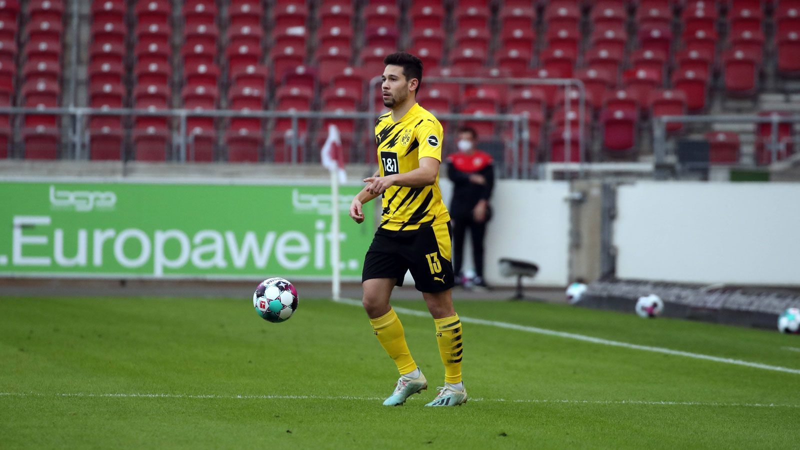 
                <strong>Raphael Guerreiro</strong><br>
                Steigert sich nach einer unauffälligen ersten Hälfte und schaltet sich vor allem nach der Einwechslung von Jadon Sancho immer aktiver in die Offensive mit ein. Fabelhaftes Passspiel (alle 22 Pässe in der gegnerischen Hälfte fanden einen Mitspieler), klug in den Zweikämpfen und in der Schlussphase eiskalt beim Konter zum 2:0. ran-Note: 2
              