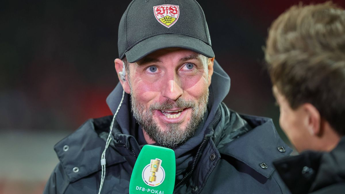 Sebastian Hoeness (VfB Stuttgart, Cheftrainer) beim Interview vor dem Spiel, GER, SSV Jahn Regensburg vs. VfB Stuttgart, Fussball, DFB-Pokal, Achtelfinale, Saison 2024 2025, 03.12.2024, DFL REGULAT...