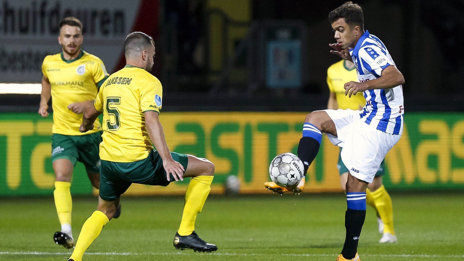 
                <strong>Mittelfeld - Oliver Batista Meier (SC Heerenveen)</strong><br>
                Wie bei Fein, so haben die Bayern wohl auch bei Talent Oliver Batista Meier die Eredivisie als optimale Plattform ausgemacht, damit der 19 Jahre alte Offensivspieler dort den nächsten Schritt in seiner Karriere macht. Als Leihspieler soll der gebürtige Lauterer beim SC Heerenveen reifen und der Start dieser Zusammenarbeit verlief vielversprechend. In den ersten vier Saisonspielen konnte Batista Meier sein Talent mit einem Tor und zwei Vorlagen bereits aufblitzen lassen. Das ist gut, denn die Fußstapfen im Team von Heerenveen sind doch recht groß. Der Deutsch-Brasilianer Batista Meier soll den zu ZSKA Moskau verkauften Chidera Ejuke ersetzen. Dem Nigerianer gelangen in der Vorsaison in der Eredivisie in 25 Spielen immerhin neun Treffer sowie vier Torvorlagen. 
              