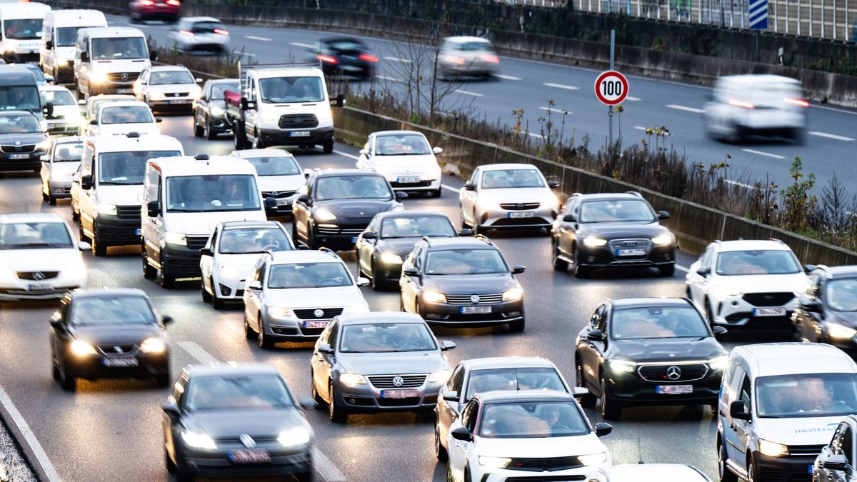 Autos stehen im Stau