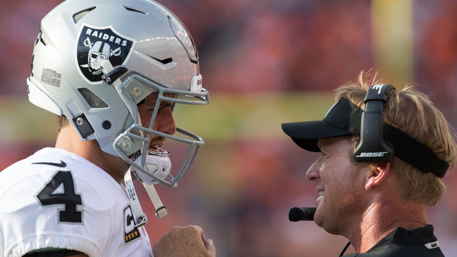 
                <strong>Verlierer: Derek Carr und Jon Gruden</strong><br>
                1st & Goal an der 1-Yard-Linie. Kommt Euch irgendwie bekannt vor? Zumindest klare Sache bei den Raiders - meint man. Immerhin sagte Quarterback Derek Carr im Juni 2017: "Ich werde den Ball an der 1-Yard-Linie immer Marshawn Lynch geben." Tja, was interessiert ihn sein Geschwätz von gestern, wenn der Head Coach etwas anderes will? Carr warf stattdessen - eine Interception. Fun Fact: Seit dem Start von Super Bowl XLIX wurde mit Lynch auf dem Feld an der 1-Yard-Linie viermal geworfen. Die Ausbeute: 0-4, mit zwei Interceptions.
              