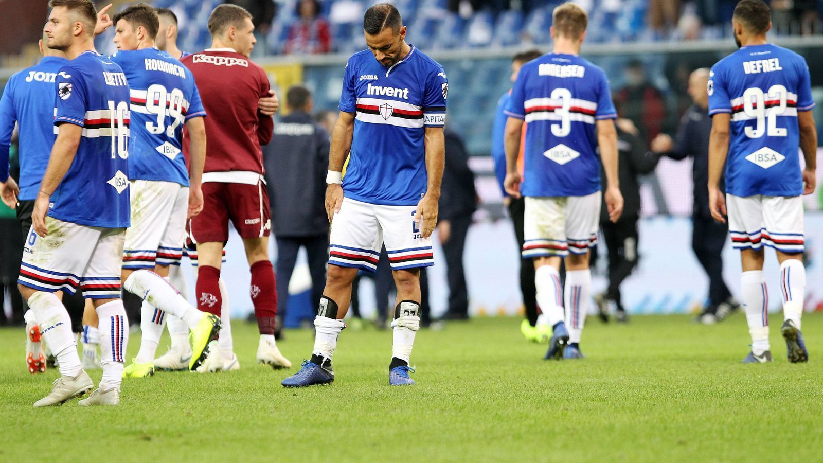 
                <strong>Sampdoria Genua (Serie A/Italien)</strong><br>
                Während Milan mit dem Ex-Sampdoria-Trainer Marco Giampaolo derzeit in einer tiefen Krise steckt, geht es seinem früheren Verein Sampdoria Genua noch schlimmer. Der Klub, in den zurückliegenden beiden Saisons jeweils Neunter, liegt mit nur drei Punkten nach sechs Spielen am Tabellenende. Das Gesicht der Sampdoria-Krise ist definitiv jenes von Fabio Quagliarella (Mi.). Der 36-Jährige wurde in der Vorsaison mit 26 Treffern Torschützenkönig der Serie A. Doch in der laufenden Spielzeit hat der Oldie bislang gerade ein Mal getroffen. Kleines Trostpflaster für "Samp": Die Spielplan-Auslosung meinte es von der Papierform her nicht gut mit dem Team aus Genua. So spielten Quagliarella und Co. an den ersten sechs Spieltagen bereits gegen Topteams wie Inter Mailand, Neapel, Lazio Rom und Florenz.
              