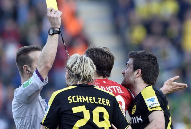 
                <strong>SC Freiburg - Borussia Dortmund 0:1</strong><br>
                Der Tabellenzweite tut sich im Breisgau schwer und hat in Halbzeit eins großes Glück: Sokratis (r.) grätscht den Freiburger Philipp Zulechner als letzter Mann um - sieht jedoch nur die Gelbe Karte.
              