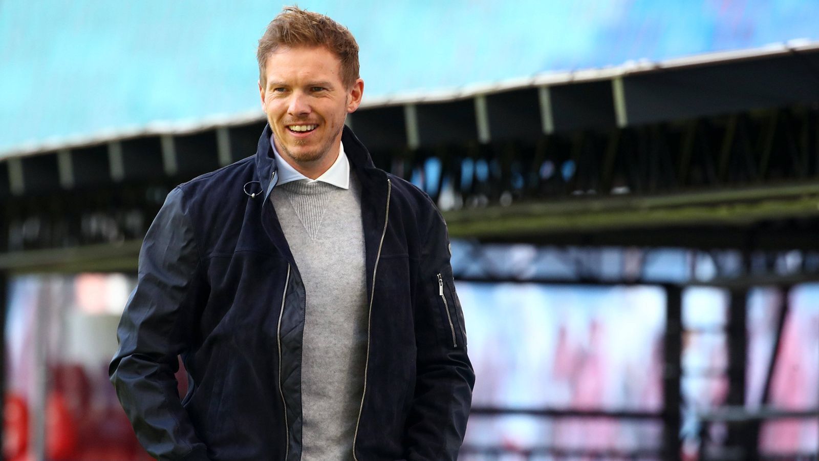 
                <strong>Julian Nagelsmann (RB Leipzig)</strong><br>
                Julian Nagelsmann gilt seit einiger Zeit als designierter Bayern-Trainer. Problem: Momentan ist der 33-Jährige bei RB Leipzig angestellt - und das auch noch bis 2023. Ohne Ausstiegsklausel wohlgemerkt, auch nicht für den Fall, dass der Rekordmeister anklopft. Nagelsmann feiert in Leipzig konstant Erfolge, erreichte in der vergangenen Saison das Halbfinale der Champions League, steuert in diesem Jahr der Vizemeisterschaft entgegen und hat noch alle Chancen auf den DFB-Pokal. Dass der Landsberger irgendwann in den Freistaat zurückkehrt und Trainer des größten bayerischen Vereins wird, erscheint klar. Aber schon im Sommer 2021? Zuletzt hatte RB-Geschäftsführer Markus Krösche betont, dass es keine finanzielle Schmerzgrenze für Nagelsmann gebe.
              