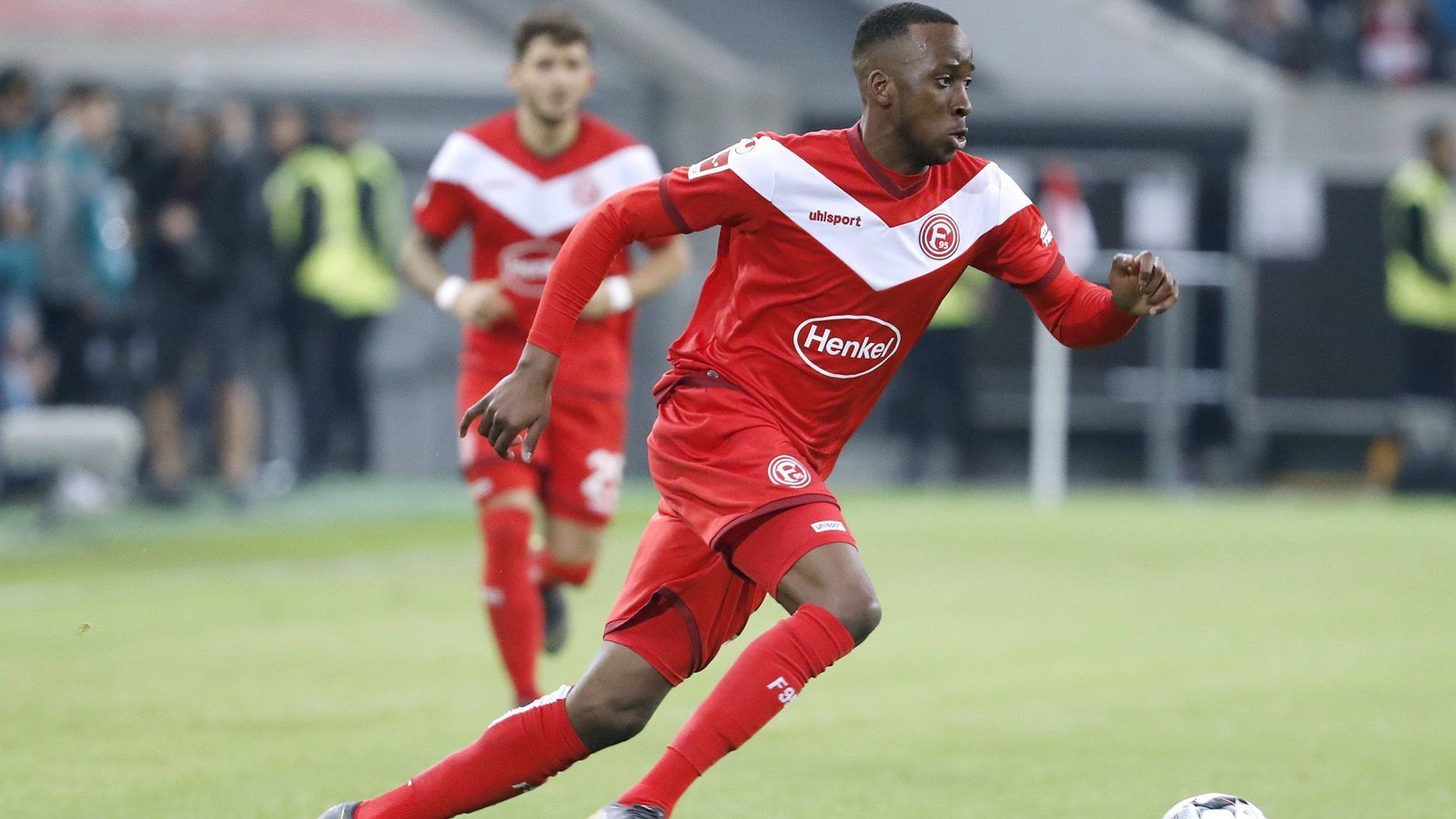 
                <strong>Dodi Lukebakio (Fortuna Düsseldorf) </strong><br>
                Der Höhenflug von Fortuna Düsseldorf in der Rückrunde ist stark mit Dodi Lukebakio verbunden. Der Leihspieler vom FC Watford traf in 25 Pflichtspielen zwölf mal und bereitete fünf Tore vor. Die Verantwortlichen bei der Fortuna sind bemüht, den Belgier über den Sommer hinaus zu halten und befinden sich in Gesprächen mit dem FC Watford. Allerdings soll der Flügelstürmer auch schon bei anderen Vereinen der Bundesliga Begehrlichkeiten geweckt haben. 
              