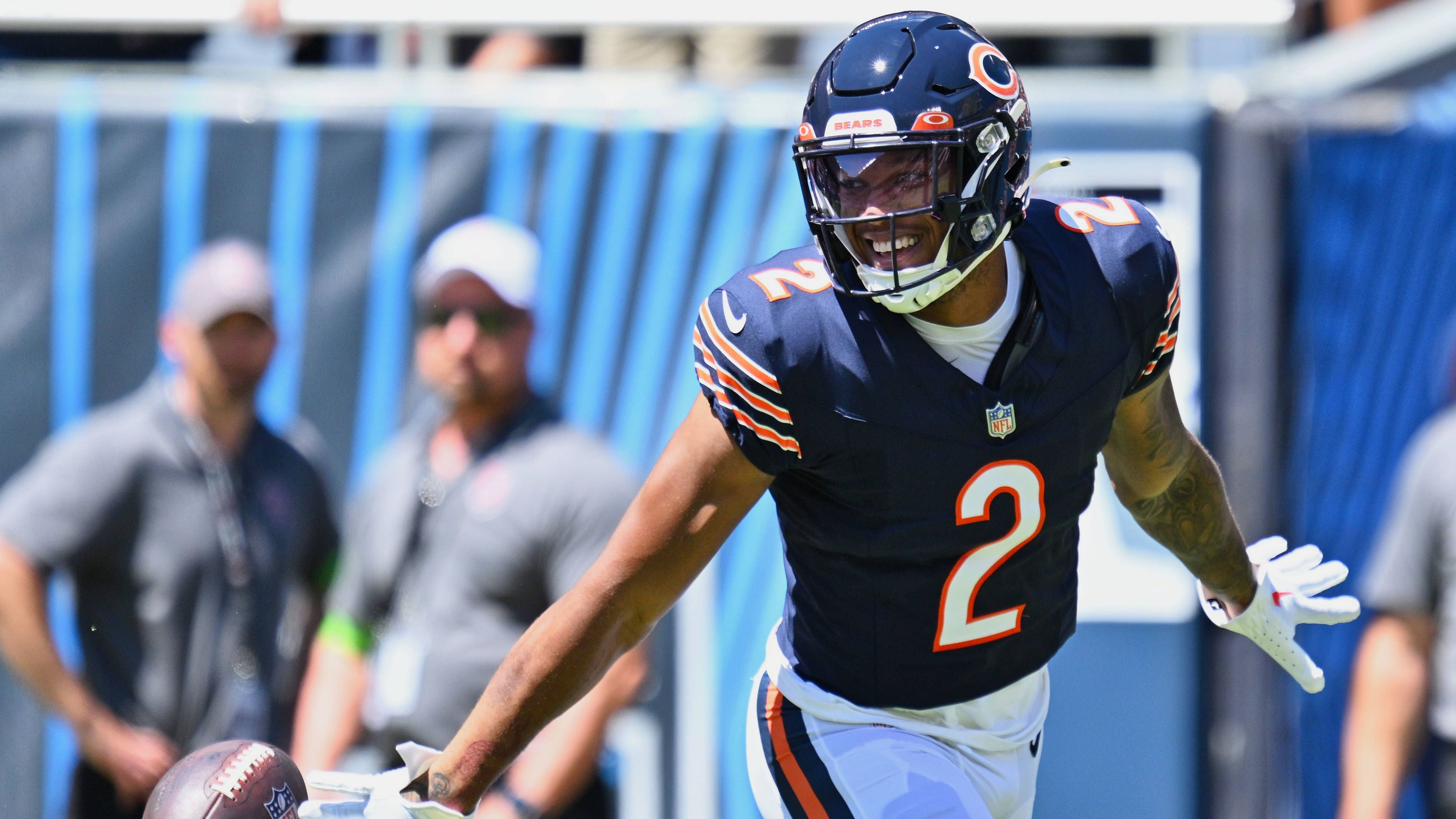 <strong>Chicago Bears: Wide Receiver D.J. Moore</strong><br>Die Bears tradeten den ersten Pick des Drafts an die Panthers und erhielten im Gegenzug eine Vielzahl an Picks und Wide Receiver D.J. Moore. Ein Segen für Quarterback Justin Fields, der 2022 zwar im Laufspiel brillierte, aber als Passgeber noch nicht vollends überzeugen konnte. Mit D.J. Moore hat er nun endlich einen wahren Nummer-Eins-Receiver.