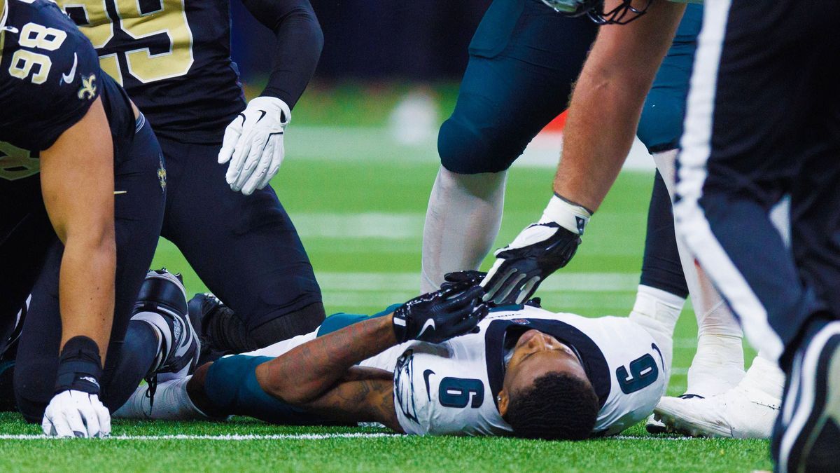 NFL, American Football Herren, USA Philadelphia Eagles at New Orleans Saints Sep 22, 2024; New Orleans, Louisiana, USA; Philadelphia Eagles wide receiver DeVonta Smith (6) is injured on a tackle by...