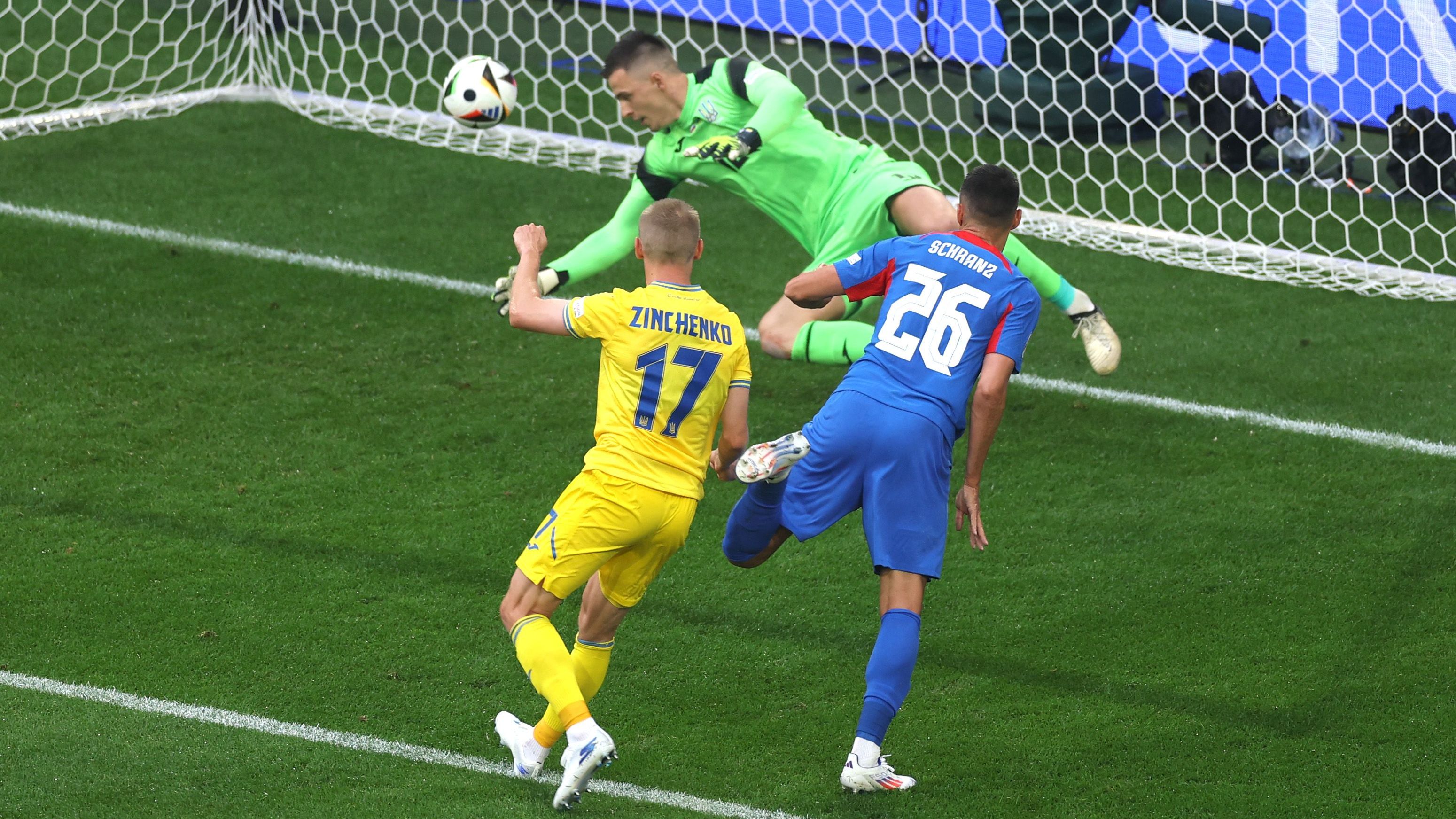 <strong>Schranz schlägt schon wieder zu</strong><br>Nichts zu machen! Anatoliy Trubin muss das 0:1 hinnehmen. Ivan Schranz feiert seinen zweiten Turniertreffer, nachdem er bereits gegen Belgien erfolgreich war.&nbsp;