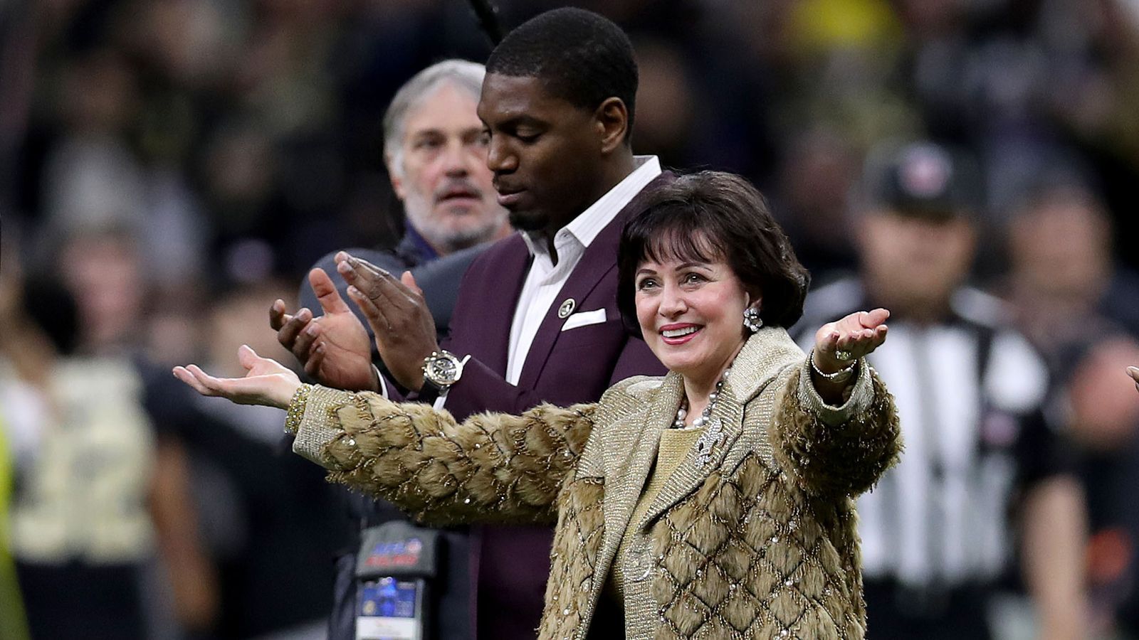 
                <strong>Gayle Benson (Besitzerin New Orleans Saints)</strong><br>
                Nach dem Tod ihres Ehemanns, Tom Benson, übernahm Gayle Benson die New Orleans Saints im Jahr 2018. Unter der Leitung der 74-Jährigen spielen die Saints durchaus erfolgreich. In allen drei Spielzeiten gewann das Team die NFC South.
              