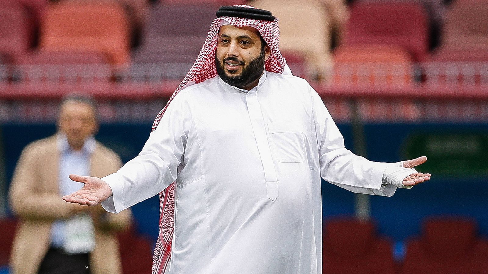 
                <strong>August 2019: Saudi-Arabischer Investor steigt ein</strong><br>
                Mit Turki Al-Sheikh wird der Klub durch einen mächtigen saudi-arabischen Investor aufgekauft. Der neue Trainer Oscar Hernandez musste gehen, ohne nur ein Spiel gecoacht zu haben. Al-Sheikh ersetzt wichtige Vereinsposten mit ihm vertrauten Personen. Mit dem jungen Arvin Appiah wird der Rekordtransfer (fast neun Millionen. Euro) getätigt. Mitten in der Saison - Almeria steckt voll im Aufstiegsrennen - wird auch Trainer Pedro Emanuel entlassen. Nur wenige Stunden später wird ein königlicher Nachfolger präsentiert.
              