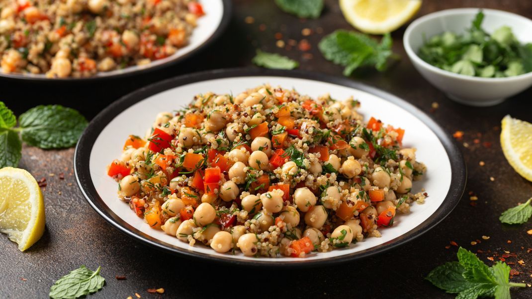 Mittagessen, Dinner oder Take-away: Quinoa-Salat mit Kichererbsen geht einfach immer!&nbsp;