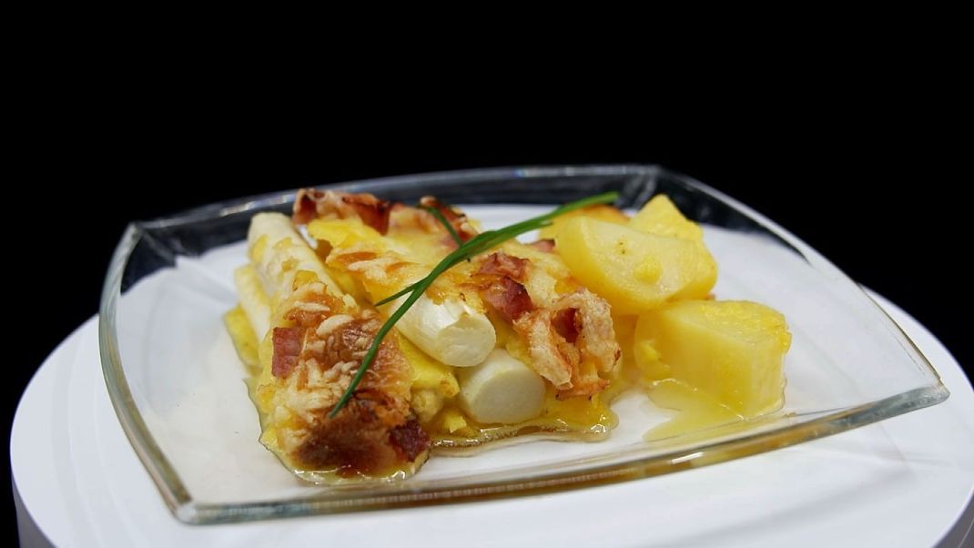 Wusstest du, dass Spargel auf 100 Gramm nur 17 Kalorien hat. Und er ist gesund, denn er bringt den Stoffwechsel auf Trab. Mit diesem Spargel-Auflauf-Rezept kannst du dir ein gesundes und leckeres Gericht herzaubern.