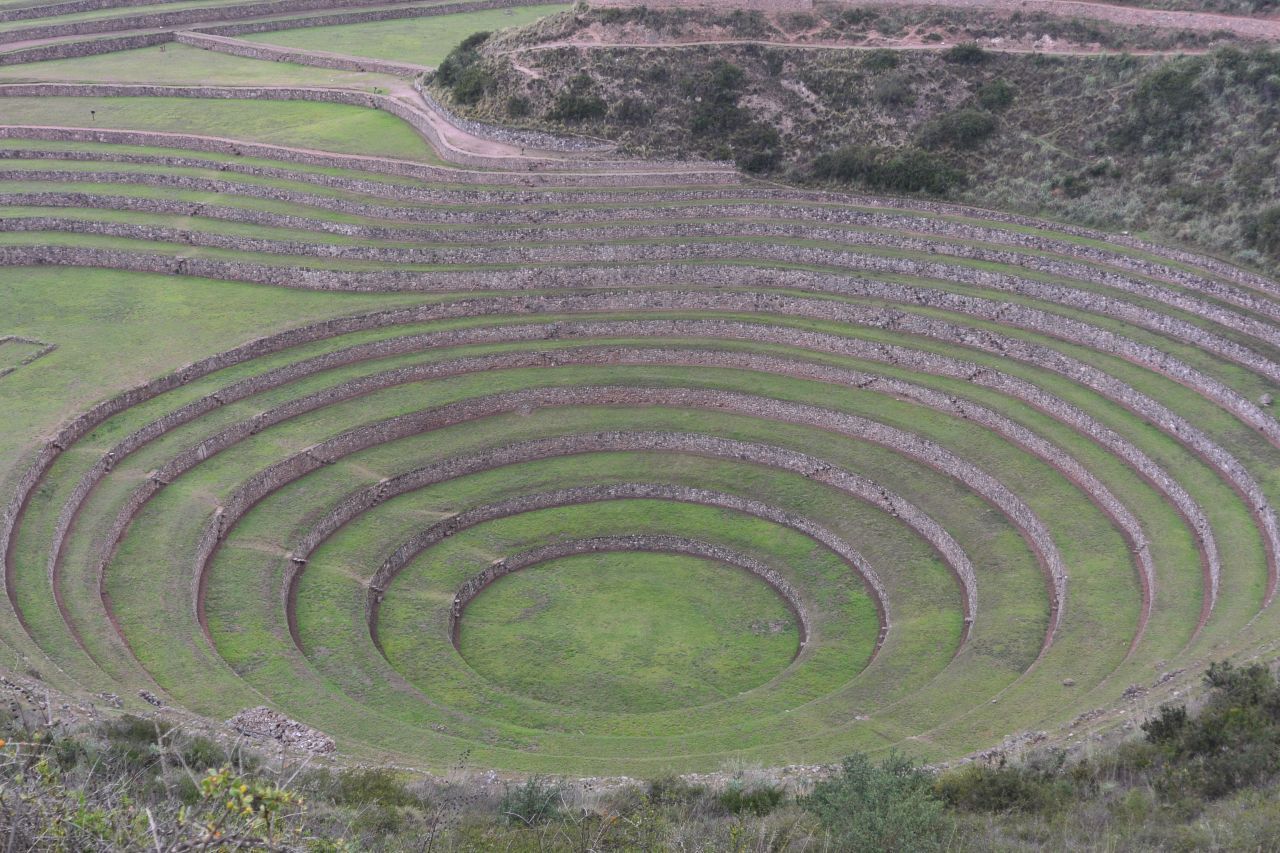 Moray ist eine alte Agraranlage der Inkas in Peru. Hier wurde Gemüse und Getreide terrassenförmig im Kreis angebaut.