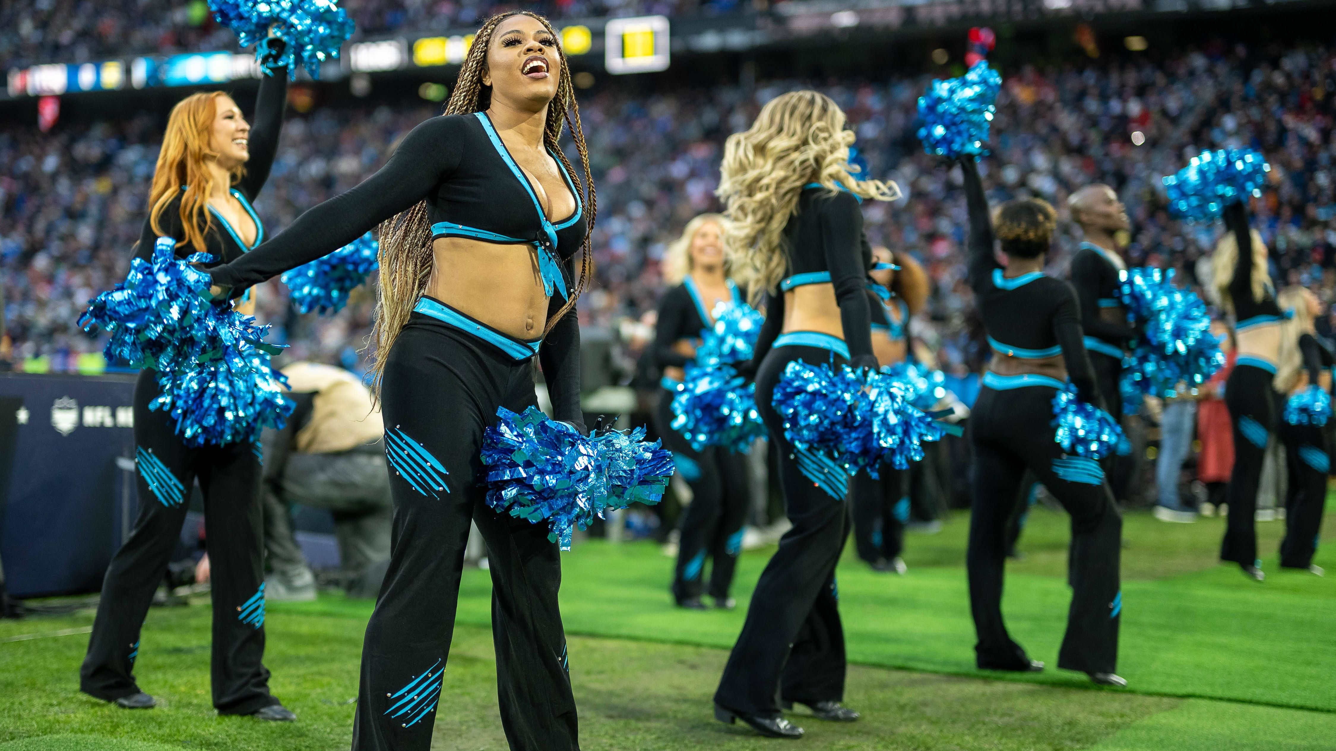 <strong>NFL: Die krassesten Bilder zum Munich Game 2024</strong><br>Vor dem Kickoff lieferten die in Panthers-Farben gekleideten Cheerleaderinnen eine tolle Performance und sorgten für eine NFL-würdige Atmosphäre.