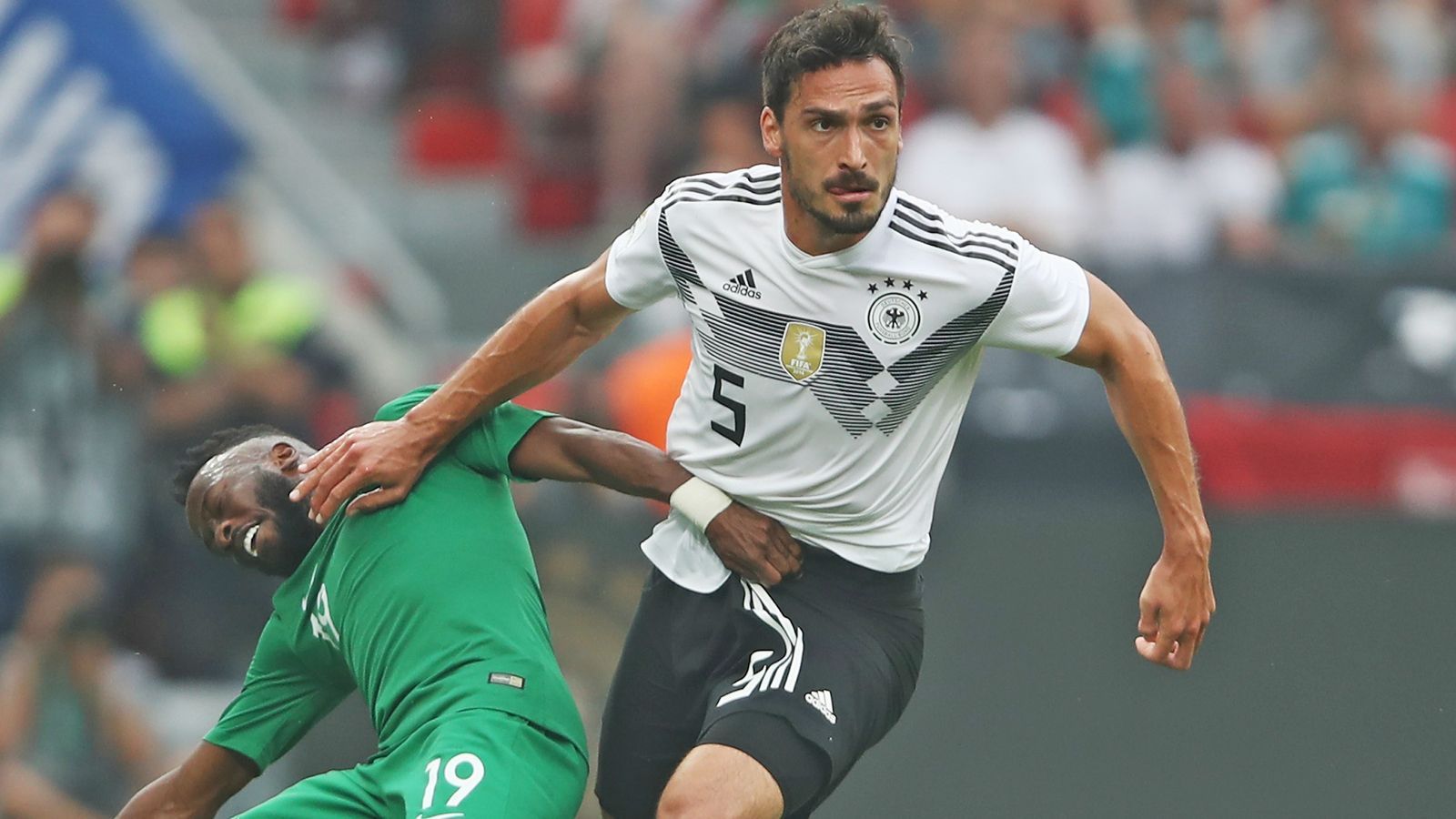 
                <strong>Innenverteidigung: Mats Hummels</strong><br>
                Das ich als sein großer Kritiker das mal schreibe ... Hummels ist derzeit der Fixpunkt in der deutschen Abwehr. Die Nachlässigkeit in Zweikämpfen hat er reduziert, die Lässigkeit im Aufbauspiel beibehalten. Der Münchner muss seinen Nebenmännern helfen und damit die Abwehrkette stabilisieren.
              