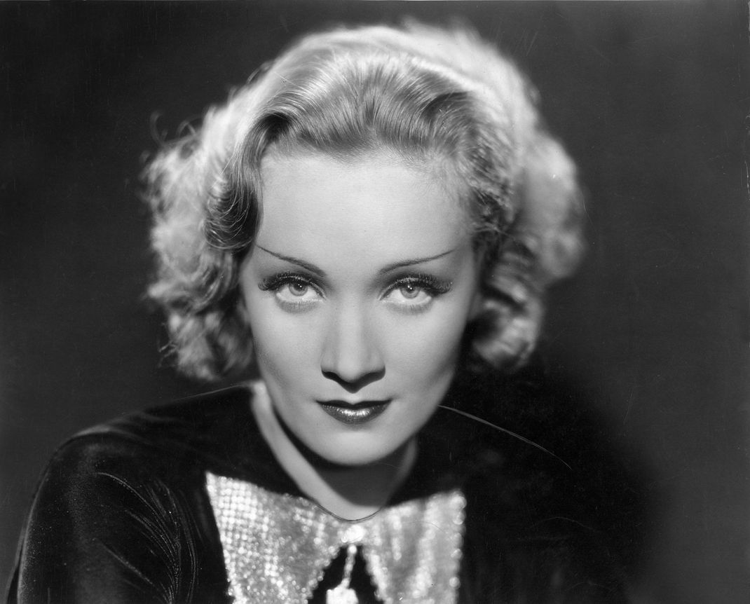 Marlene Dietrichs Wangenknochen sind scharf wie Messerspitzen. Sie half mir Make-up nach, dass das auch vor der Kamera rüberkam.