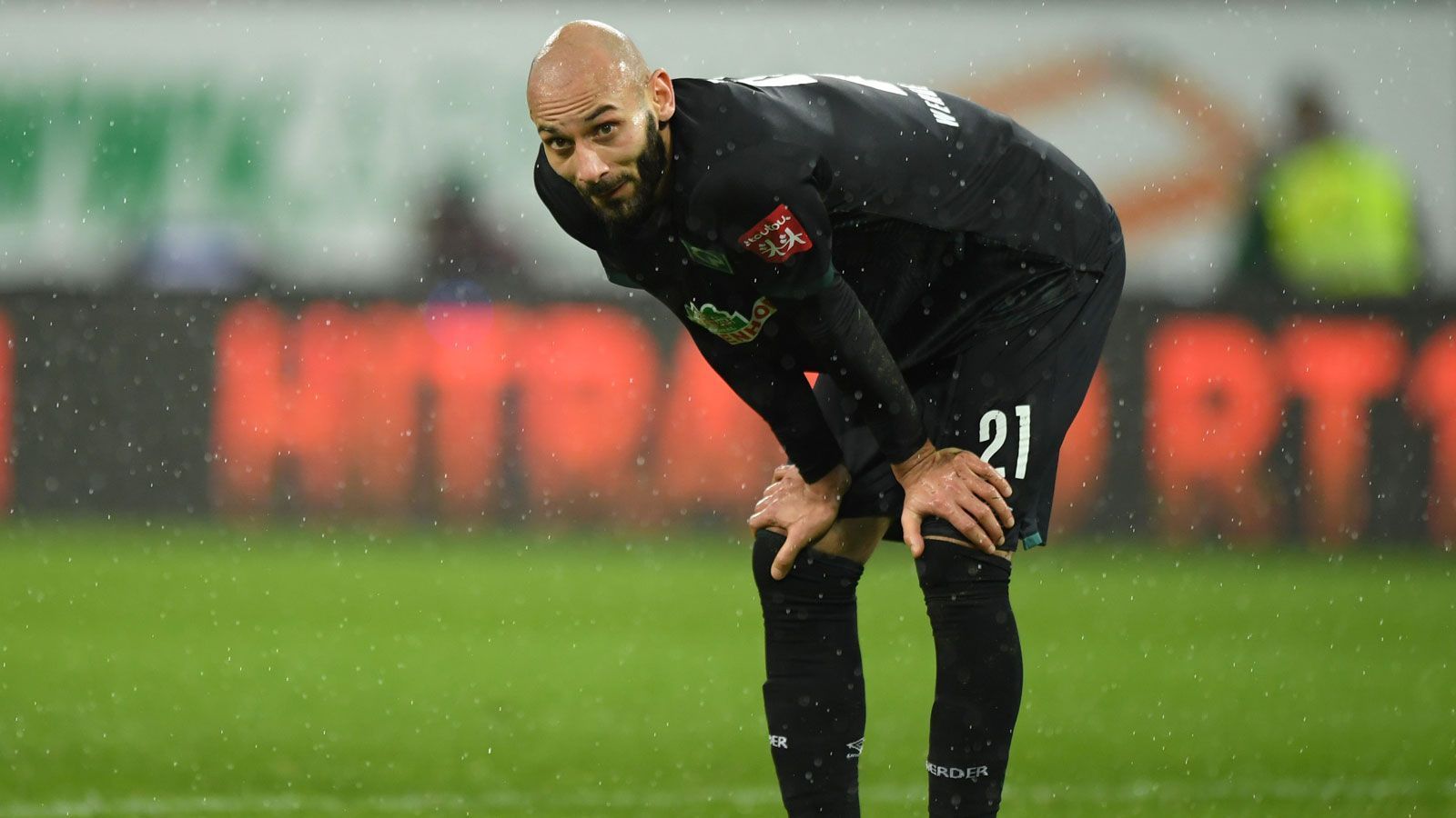 
                <strong>Ömer Toprak</strong><br>
                beim BVB seit: 2017Vertrag bis: 2021 (mit Kaufplicht unter "sehr realistischen Bedingungen" verliehen an Werder Bremen)Unerwartet kompliziert stellt sich die Situation bei Ömer Toprak dar. Der Innenverteidiger entschied sich im vergangenen Sommer trotz Angeboten aus dem Ausland für eine Leihe innerhalb der Bundesliga, die schon beim Klassenverbleib von Werder Bremen in einem fixen Wechsel münden soll. Eigentlich eine bombensichere Sache, dürften beide Seiten gedacht haben. Doch nun schwanken die Hanseaten an der Schwelle zur Zweitklassigkeit mit deutlicher Schlagseite Richtung Abstieg. Um die im Kopf wohl schon verbuchten vier - oder nach anderen Quellen sechs - Millionen Euro Ablöse muss der BVB jedenfalls bangen. Denn Toprak hat sich in Grün-Weiß auch nicht unbedingt ins Schaufenster stellen können. Vielmehr wurde seine Verletzungsanfälligkeit mal wieder offensichtlich - 14 Spiele verpasste der Türke mit verschiedenen Blessuren. Immerhin gewann er nach seinem Syndesmosebandanriss durch die Corona-Zwangspause Zeit und hofft nun wohl auf ein Happy End nach all dem Schlammassel.
              