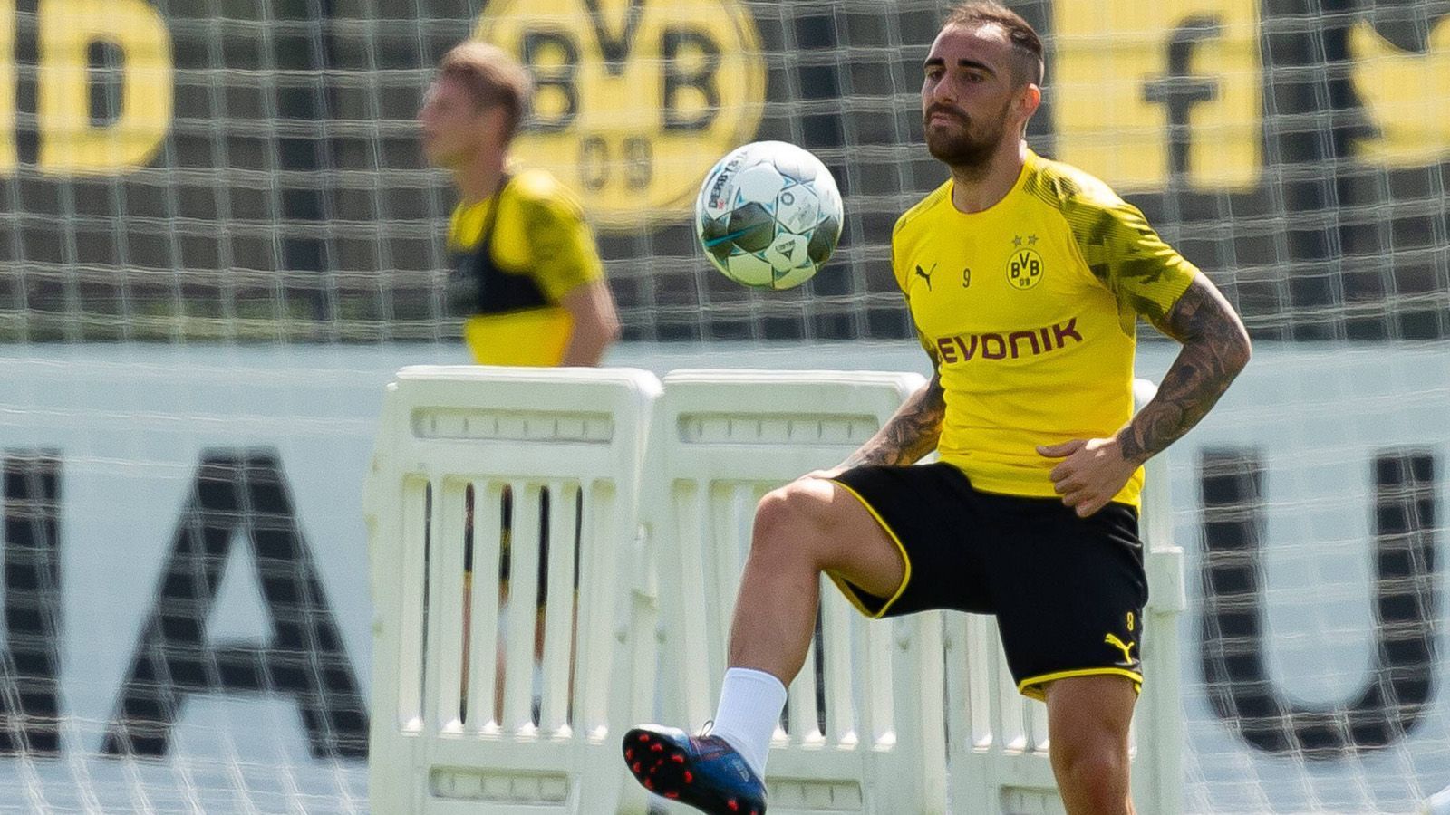 
                <strong>Paco Alcacer</strong><br>
                Sturm
              