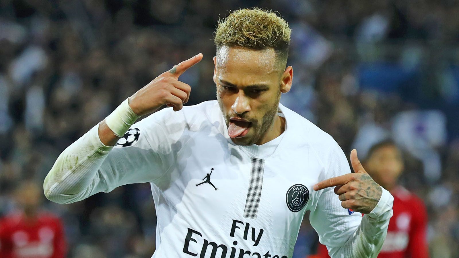 
                <strong>Ligue 1</strong><br>
                Ligue 1: 11. Juni bis 02. September 2019Ein Abschied von Neymar bei Paris Saint-Germain scheint kurz nach dem Beginn der Transferperiode nicht mehr ganz unwahrscheinlich, denn PSG-Präsident Nasser al-Khelaifi macht seinen Stars Druck: "Die Spieler werden noch mehr Verantwortung übernehmen müssen als bisher. Das muss sich komplett ändern. Sie müssen mehr arbeiten, mehr machen. Sie sind nicht hier, um sich zu vergnügen. Und wenn sie nicht einverstanden sind, stehen die Türen offen. Ciao! Ich will keine Starallüren mehr haben", erklärte al-Khelaifi im Interview mit "France Football".
              