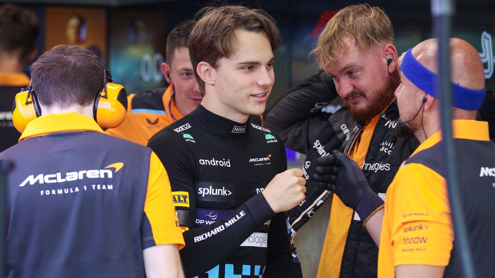 <strong>Gewinner: Oscar Piastri</strong><br>Wieder und wieder tun sich Rookies in der Formel 1 schwer. Bei Piastri scheint dies nicht der Fall zu sein. In seinem McLaren überzeugt er auch in Singapur, sammelte als Siebter wertvolle Punkte für sich und die Konstrukteurs-WM. Das Besondere: Der Australier fuhr nicht etwa in den Top 10 los, sondern von Rang 17. Zehn Plätze gut gemacht - starke Leistung des 22-Jährigen.