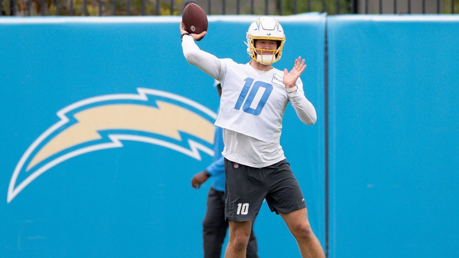 
                <strong>Los Angeles Chargers – Justin Herbert verlängern</strong><br>
                Einen Franchise Quarterback zu finden, ist schwer. Und wer einen hat, sollte zusehen, ihn an sich zu binden. 2023 ist das erste Jahr, in dem eine Verlängerung von Justin Herbert möglich ist. Der Oregon-Absolvent schuldet den Chargers zwar immer noch seinen ersten Playoff-Sieg, aber es wäre absurd, würden LA Herbert nicht seine Gehaltsforderungen erfüllen.
              