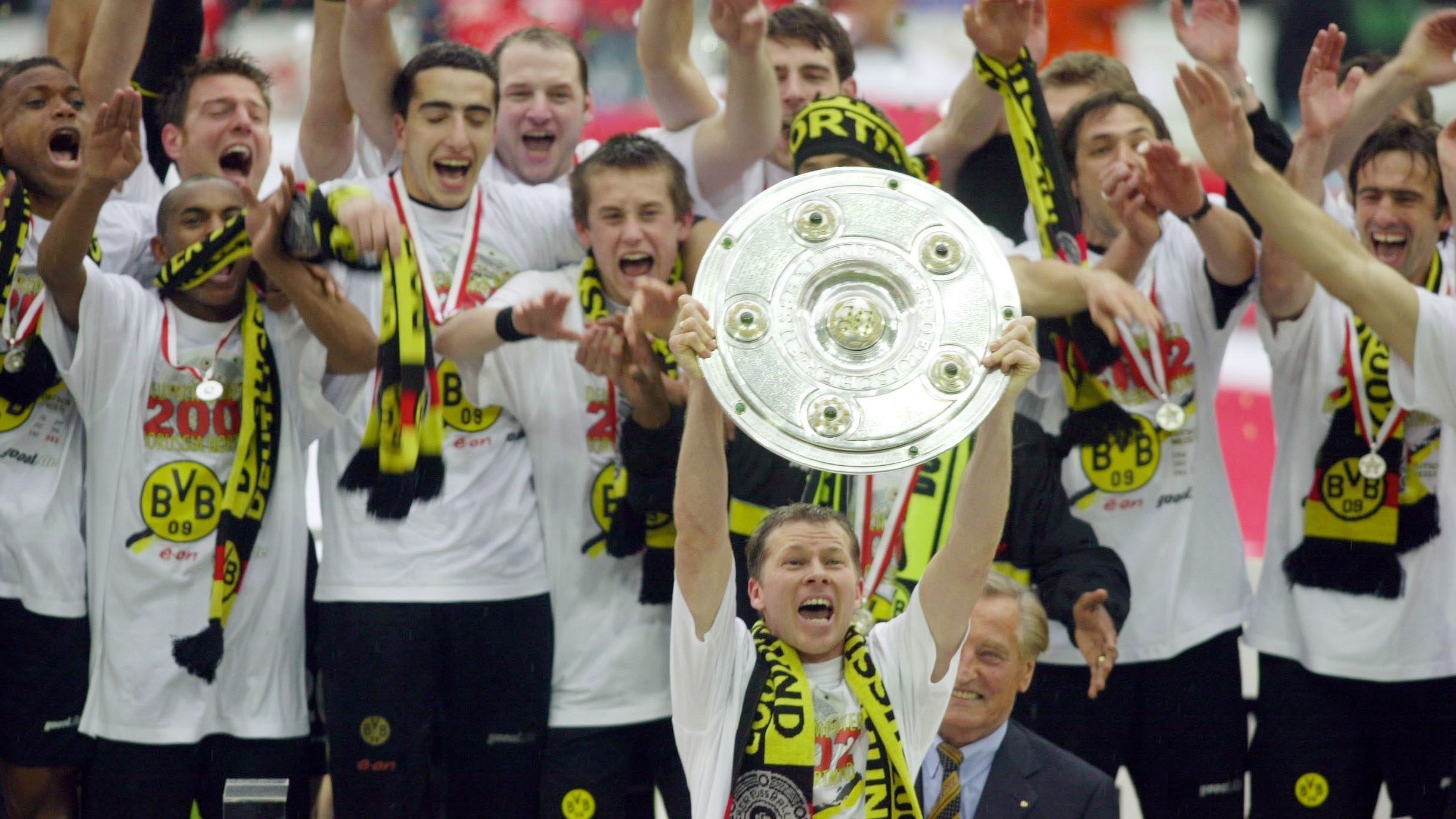 
                <strong>Der BVB wird deutscher Meister</strong><br>
                Was heute Erling Haaland ist, war damals Marcio Amoroso. Der Brasilianer schoss die Borussen mit 18 Toren zur Meisterschaft vor Bayer Leverkusen, das damals endgültig den Namen "Vizekusen" verpasst bekam. Die Werkself wurde nicht nur Vize-Meister, sondern verlor auch noch das Champions-League-Finale gegen Real Madrid und das DFB-Pokal-Finale gegen Schalke. 
              