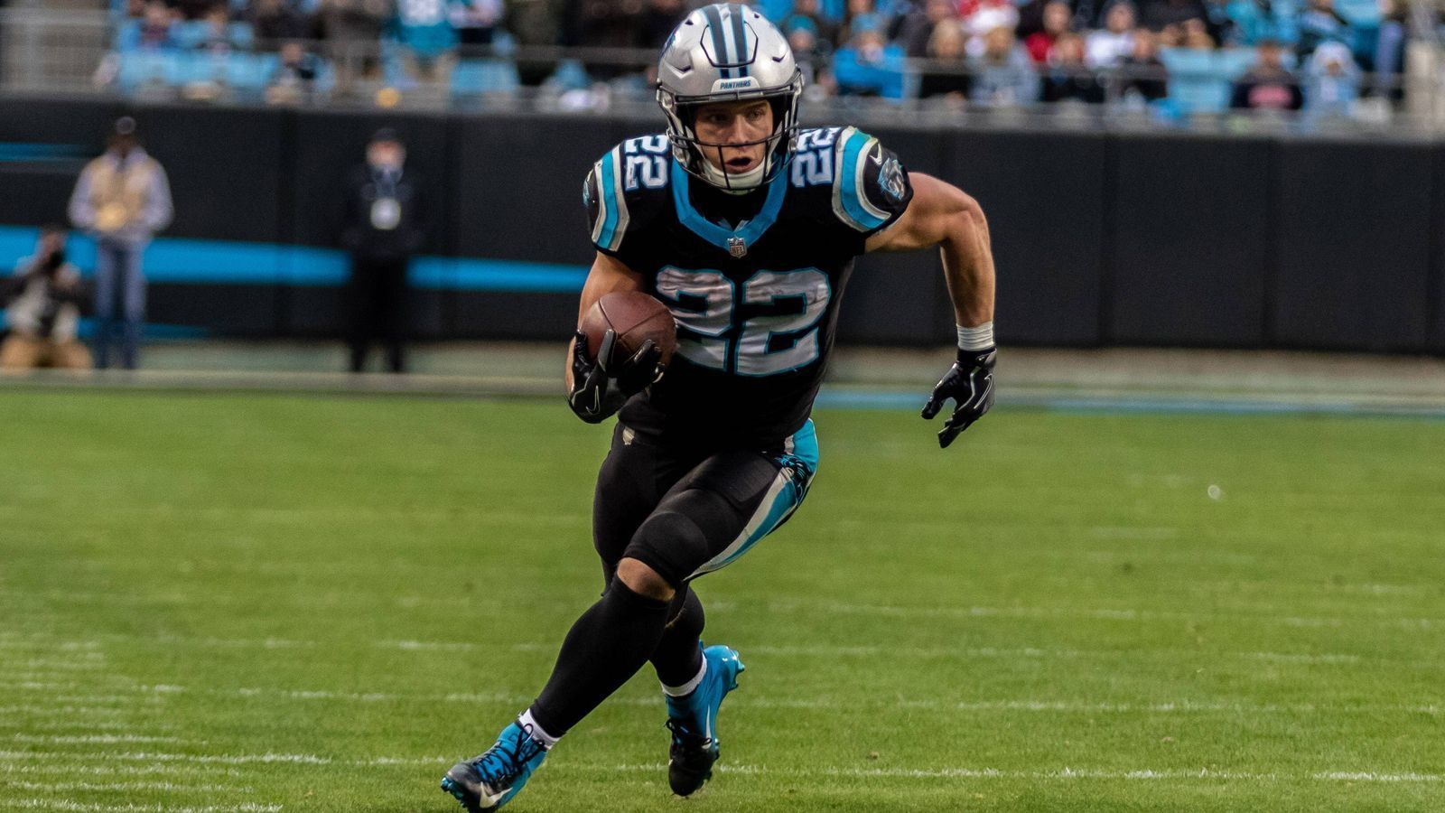 
                <strong>Week 16: McCaffrey mit den meisten Receptions eines Running Backs</strong><br>
                Running Back Christian McCaffrey ist bei den Carolina Panthers die Allzweckwaffe und kam in der laufenden Saison nun bereits auf 106 Receptions. Damit wurde ein neuer Rekord für Running Backs aufgestellt. Die bisherige Bestmarke wurde von Matt Forte gehalten, der in der Saison 2014 auf 102 Receptions kam. Zudem zählt McCaffrey zusammen mit LaDainian Tomlinson (2003) und Forte (2014) zu den einzigen drei Spielern, die in einer Saison sowohl auf mindestens 1000 Rushing-Yards wie auch auf mindestens 100 Receptions kamen.
              