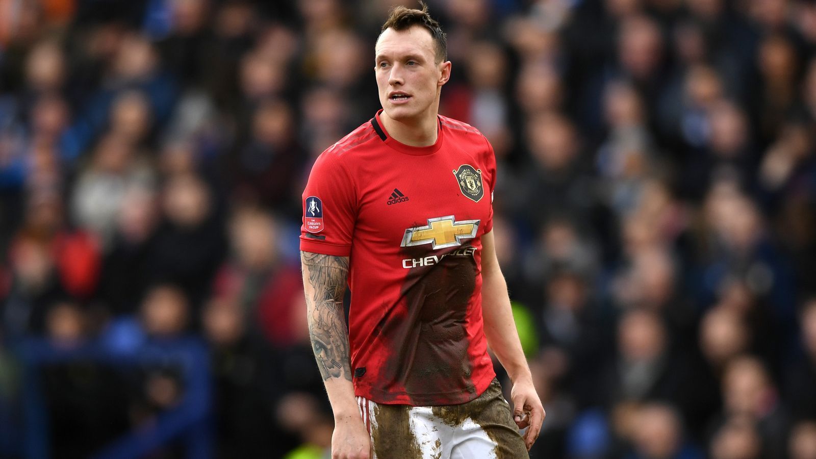 
                <strong>Phil Jones (Manchester United)</strong><br>
                Lingards Mitspieler Phil Jones fand bei der Nominierung von Uniteds Champions-League-Kader für den Herbst 2021 ebenfalls keine Berücksichtigung. Der 29 Jahre alte Innenverteidiger kämpft nun schon mehrere Jahre mit großen Verletzungsproblemen, kam daher seit der Saison 2019/20 nur zu zwei Einsätzen in der Premier League. Gerüchten zufolge wollte ManUtd den Routinier mit einem kolportierten Wochengehalt von 100.000 Pfund auch im Sommer 2021 mal wieder loswerden, doch daraus wurde nichts. Jones' Vertrag in Manchester läuft noch bis 2023. 
              