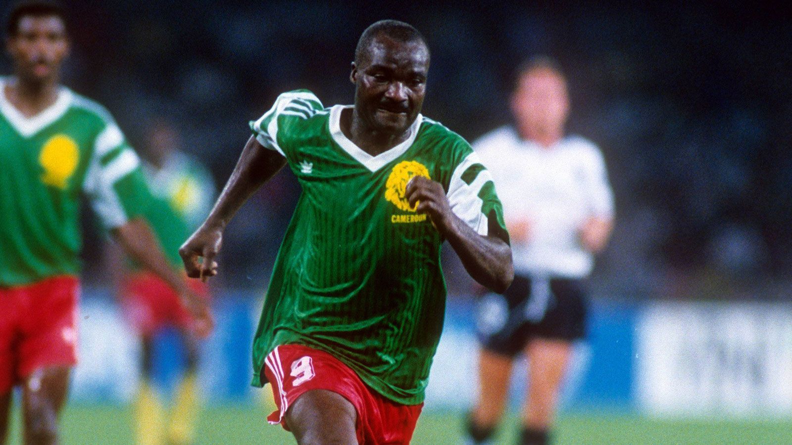 
                <strong>Roger Milla (Kamerun)</strong><br>
                WM 1990 in Italien: Roger Milla war bereits 38 Jahre alt, als er Kamerun bei der WM 1990 sensationell ins Viertelfinale führte. Der Stürmer hatte zuvor seine Karriere längst beendet und sich auf der Insel La Reunion zur Ruhe gesetzt. Auf die Bitte des Nationaltrainers ließ sich Milla letztlich überreden, für die Weltmeisterschaft noch einmal das Nationaltrikot Kameruns überzuziehen. Unvergessen sind Millas Tor-Tänze an der Eckfahne.
              