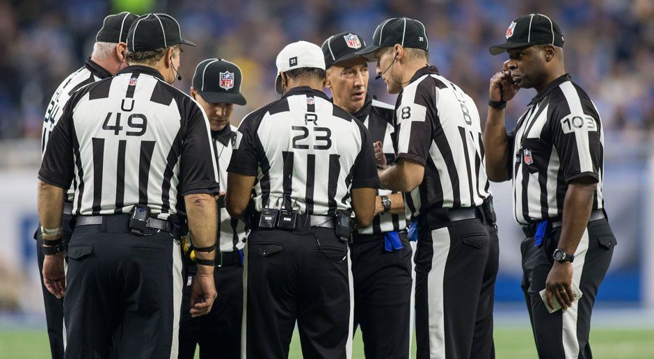 
                <strong>Video Official</strong><br>
                Die kanadische Football-Liga hat ihn bereits: Den "Centralized Video Official". Sein Job ist es, falsche Calls der Schiedsrichter auf dem Feld zu korrigieren. Die NFL wird sich laut "ESPN" in der Off-Season mit dem Nutzen des CFL beschäftigen und über eine mögliche Einbindung in das Spiel nachdenken. Der ehemalige Vice President der NFL, Mike Pereira, glaubt, dass die Liga bereits einen Schritt in diese Richtung gemacht hat, indem die Referees über ihr Headset mit anderen Officials verbunden sind.
              