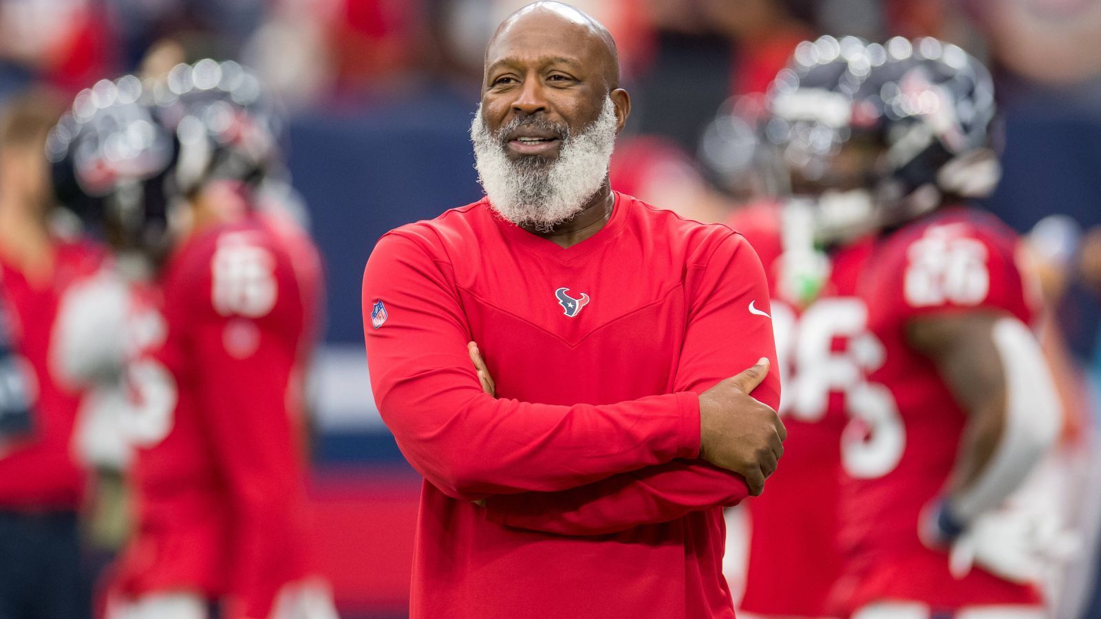 
                <strong>Lovie Smith (Houston Texans)</strong><br>
                Den Super Bowl nicht gewonnen, aber immerhin erreicht hat Lovie Smith, der neue Head Coach der Houston Texans. In der Saison 2006 verlor er mit den Chicago Bears den 41. Super Bowl gegen die Indianapolis Colts. Damals trotzdem ein beachtlicher Erfolg. Allerdings auch schon mehr als 15 Jahre her. Dass Smith die Texans auf links drehen kann, wird in Houston stark bezweifelt. Keine einfache Situation für den 64-Jährigen mit dem markanten Bart. Der ehemalige Defensive Coordinator folgt auf David Culley, der seine Karriere im Sommer beendete.
              
