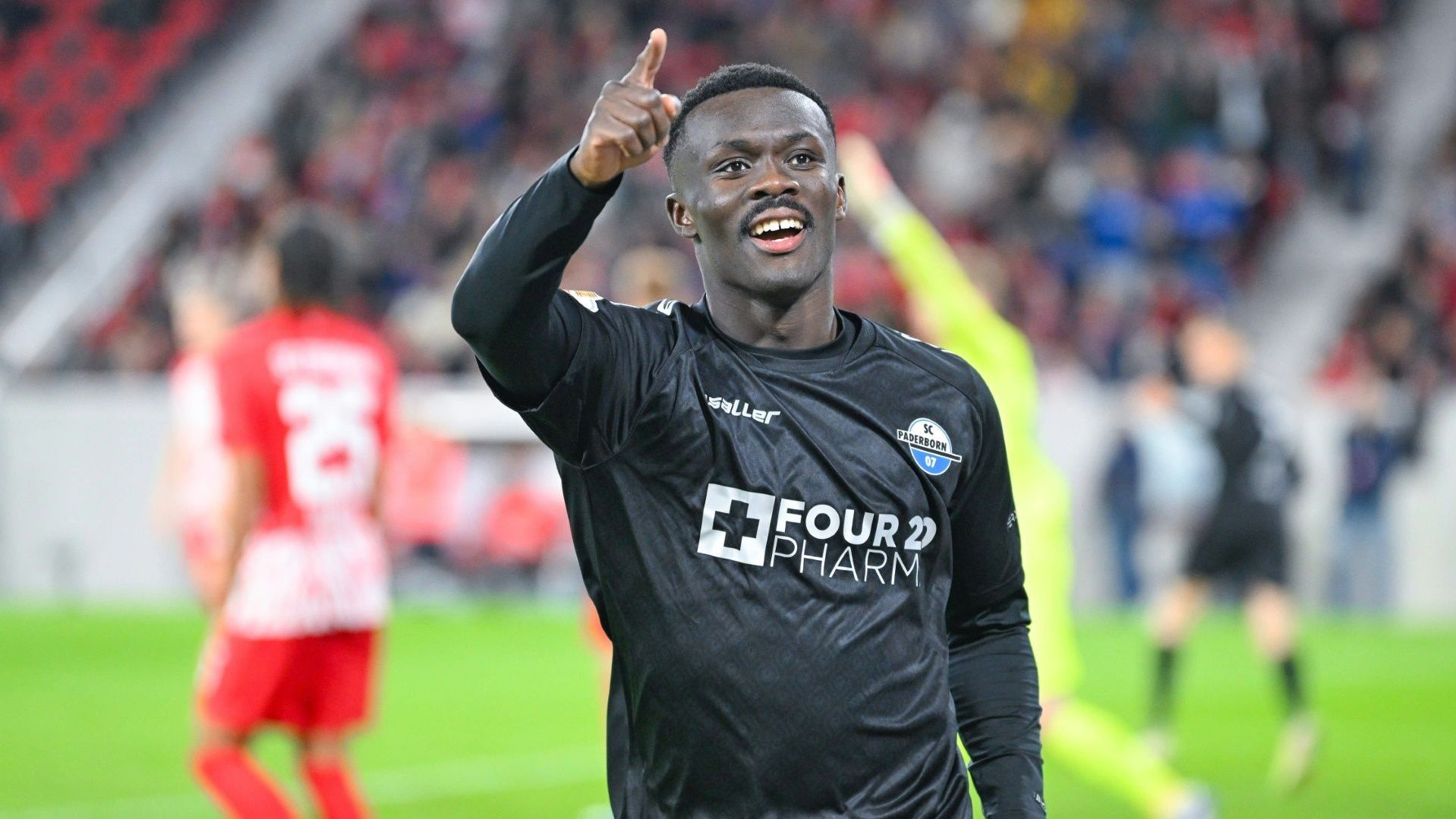 <strong>Sirlord Conteh (1. FC Heidenheim)</strong><br>Sirlord Conteh wird der nächste Sommer-Neuzugang beim 1. FC Heidenheim. Wie der Verein bestätigt, kommt der 27-Jährige Angreifer vom SC Paderborn an die Brenz. Hier erhält er einen Vertrag bis 2027. Über die Ablösesumme vereinbarten beide Vereine Stillschweigen.