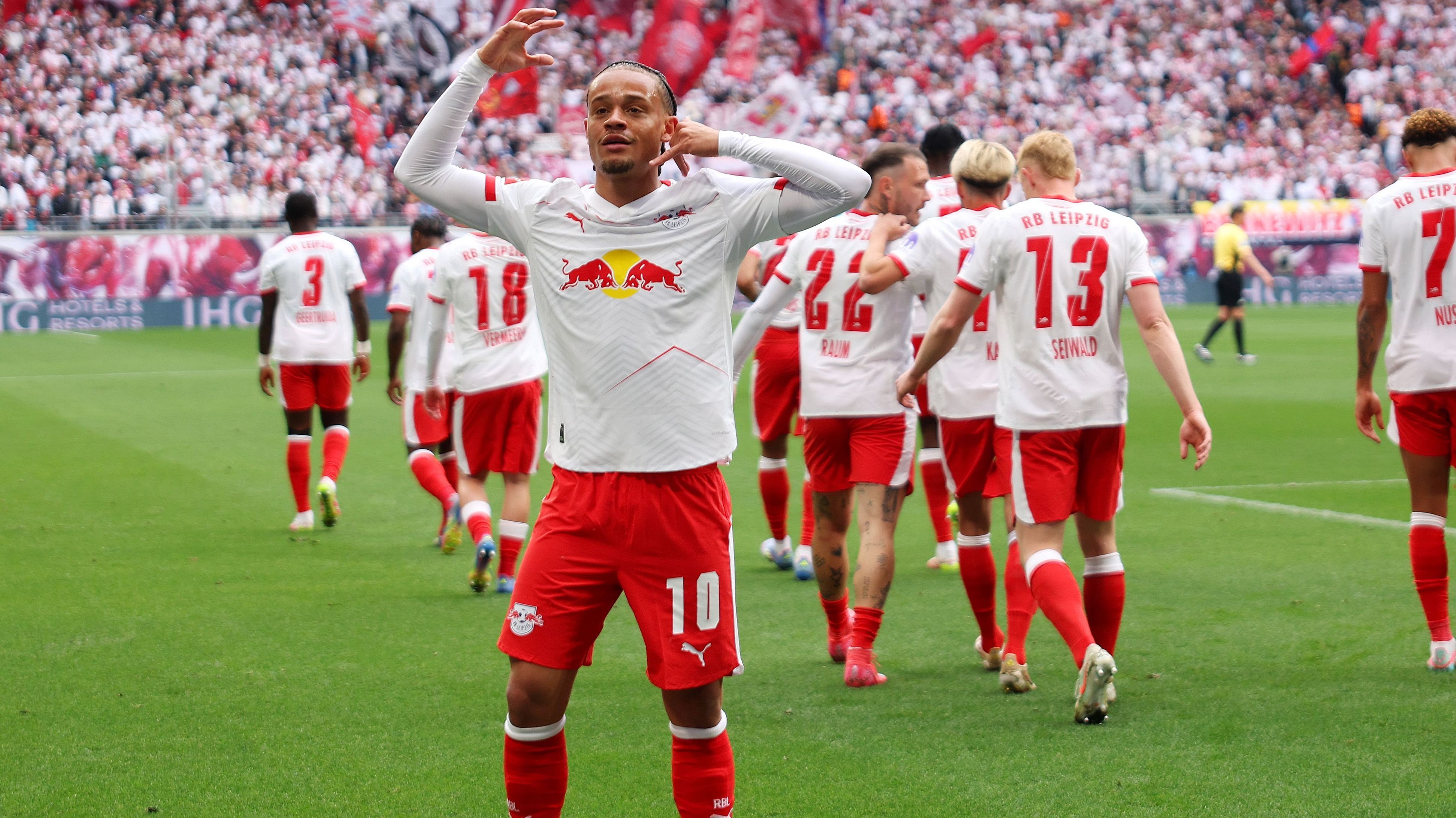 <strong>RB Leipzig - Heimtrikot</strong><br>Bundesligist RB Leipzig wird künftig in einem weißen Trikot in den Heimspielen auflaufen, gespickt mit roten Akzenten. Ausgerüstet werden die Sachsen von Puma. Durch die sogenannte dryCELL-Technologie sollen die Fans in den Trikots einerseits kühl bleiben, aber eben auch trocken.