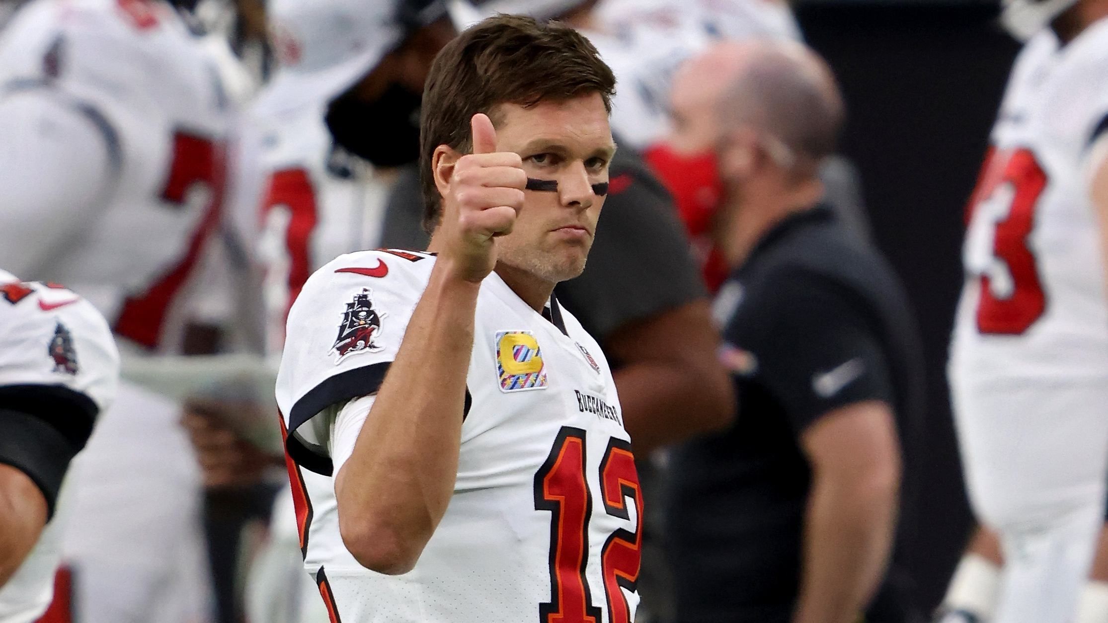 
                <strong>Quarterback: Tom Brady - 88 Punkte als Kapitän</strong><br>
                Der G.O.A.T hat geliefert - und wie. Beim deutlichen Sieg der Tampa Bay Buccaneers über die Las Vegas Raiders feuerte Brady aus allen Zylindern und kam am Ende auf 369 Yards sowie vier geworfene Touchdowns. Zudem erzielte er per Quarterback-Sneak einen Rushing Touchdown. Wenn Ihr Brady als Kapitän in diesen Spieltag geschickt habt, kommt der 43-Jährige auf unfassbare 88 Fantasy Punkte in dieser Woche. 
              