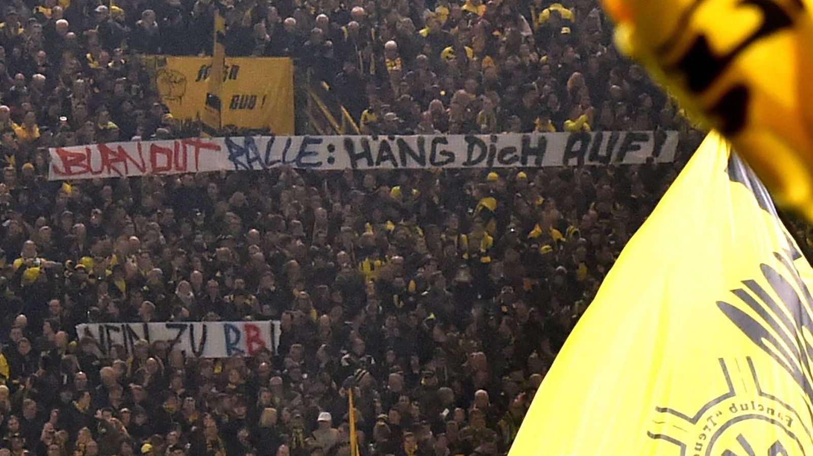 
                <strong>Banner und Transparente</strong><br>
                Bei unsportlichen Bannern oder Transparenten (ab einer Größe von drei Quadratmetern) verhängt der DFB offenbar empfindlich hohe Strafen. In der Bundesliga werden je Banner/Transparent wohl 8000 Euro fällig, in der 2. Bundesliga 4000 Euro und eine Liga tiefer 2000 Euro. In diesem Bereich greift angeblich eine Neuerung. Solange der vom Transparent Betroffene (zB bei Beleidigungen) keinen Antrag beim DFB-Kontrollausschuss stellt, gibt es demnach auch kein Verfahren und somit keine Bestrafung. Aber: Bei Bannern mit Straftatbeständen, zB in der Vergangenheit gegen Leipzigs Sportdirektor Ralf Rangnick, wird der Kontrollausschuss offenbar sehr wohl von selbst aktiv, ebenso bei Vorfällen wie Diskriminierung.
              