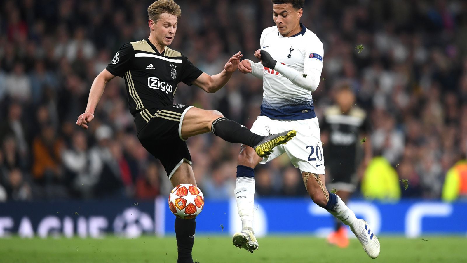 
                <strong>Frenkie de Jong </strong><br>
                Von den Spurs früh angelaufen und unter Druck gesetzt, so dass er an wenigen Offensivaktionen aktiv beteiligt ist. In der Defensive macht er die Räume gut zu und ist passsicher. Kurz vor der Pause mit Abstimmungsproblemen mit Blind bei Alderweirelds Kopfballchance und deshalb etwas zu weit weg. ran-Note: 3
              