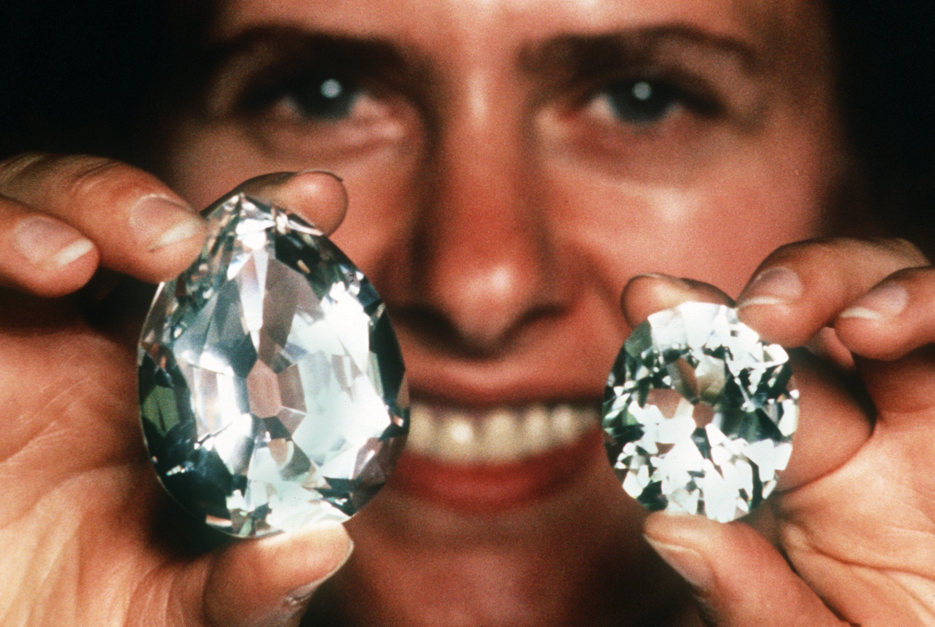 Zwei Kopien der größten geschliffenen Diamanten der Welt, links ein Duplikat des 530,2 karätigen Cullinan, rechts eine Kopie des Koh-I-Noor.