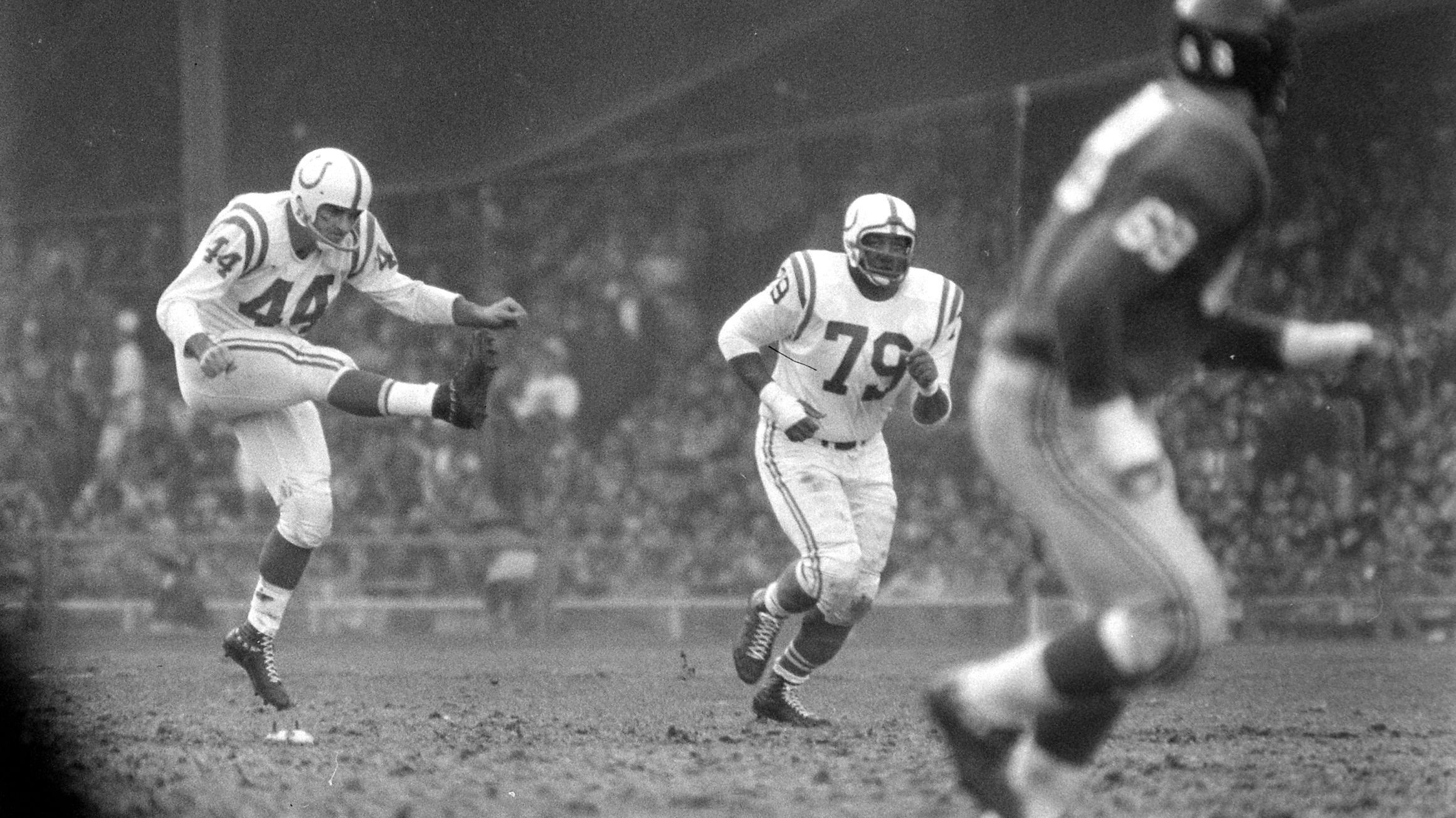 <strong>Platz 2: Baltimore Colts von 1958 (Bilanz: 9-3, NFL-Champions, Head Coach: Weeb Ewbank)</strong><br>"Die Colts von 1958 haben nicht nur eine Meisterschaft gewonnen. Sie haben den Profi-Football in den USA für immer verändert", heißt es im Fachmagazin. Mit dem dramatischen 23:17-Sieg der Colts im Championship Game gegen die New York Giants habe der American Football begonnen, dem Baseball in den USA den Rang als populärste Sportart abzulaufen.